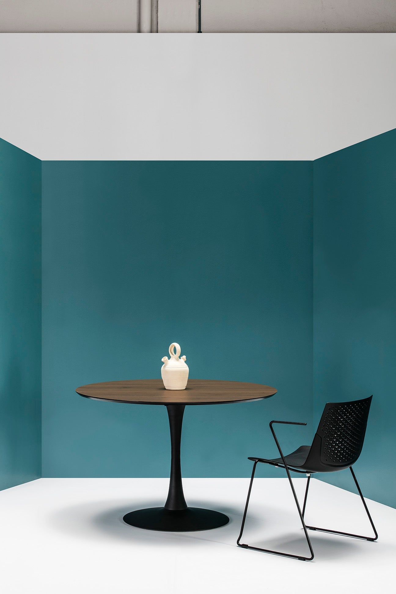 Table à manger noire Teiro Ø 110 avec plateau en noyer