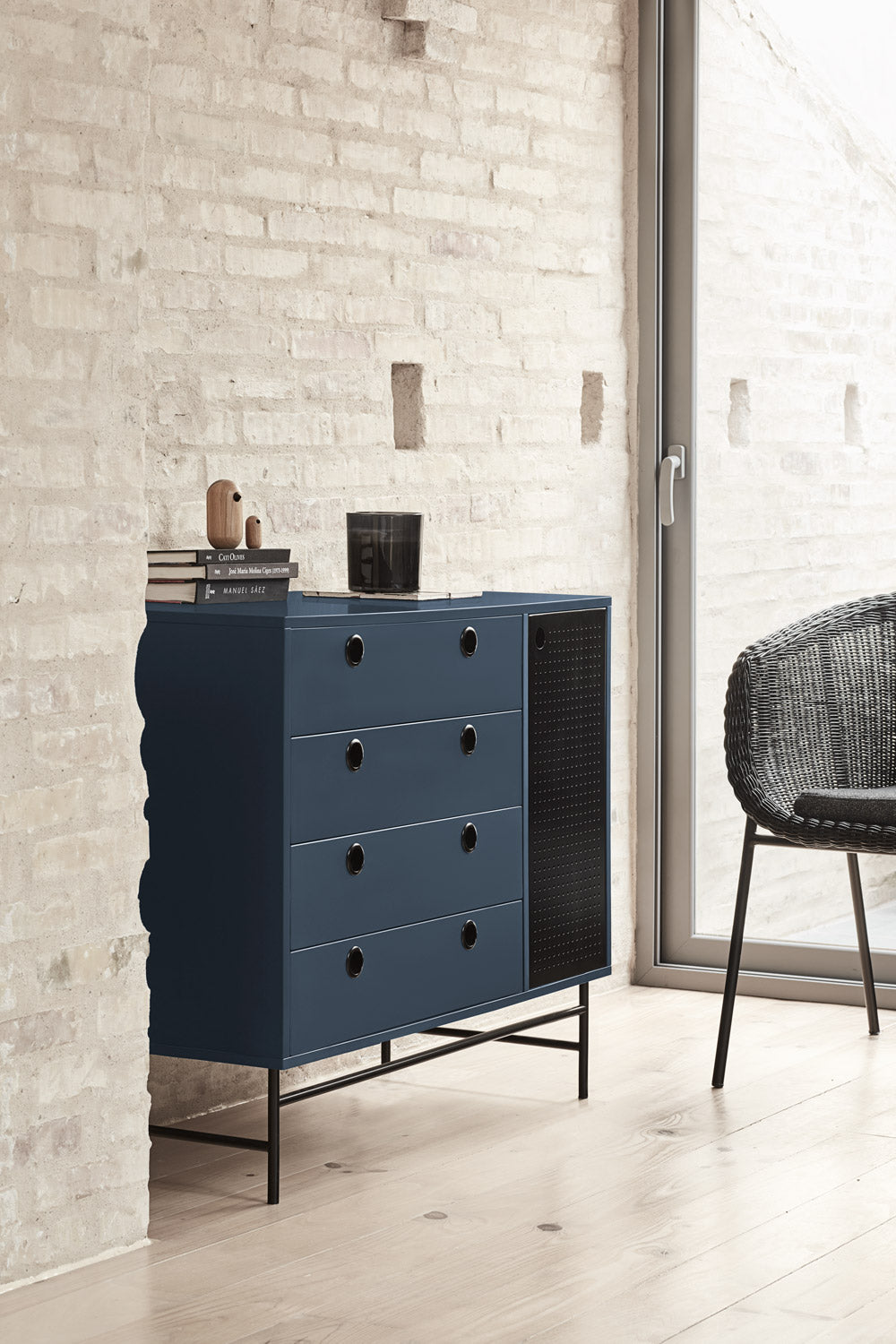 Commode 4 tiroirs 1 porte 97x45 cm Punto de Teulat bleue