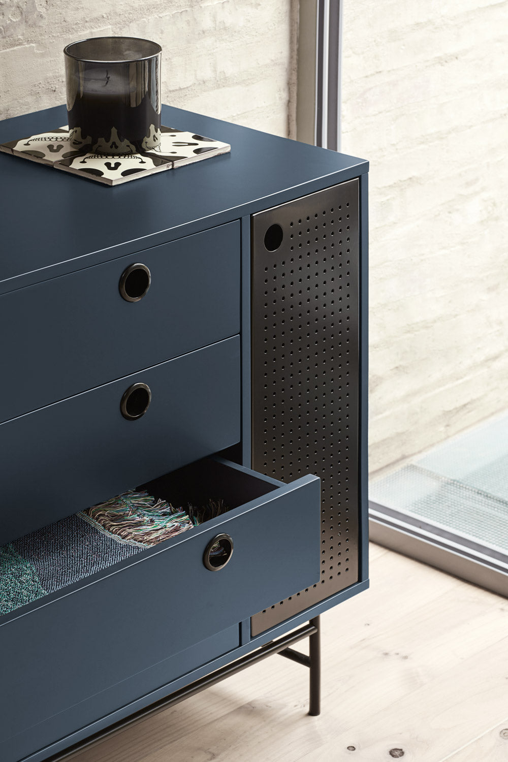 Commode 4 tiroirs 1 porte 97x45 cm Punto de Teulat bleue