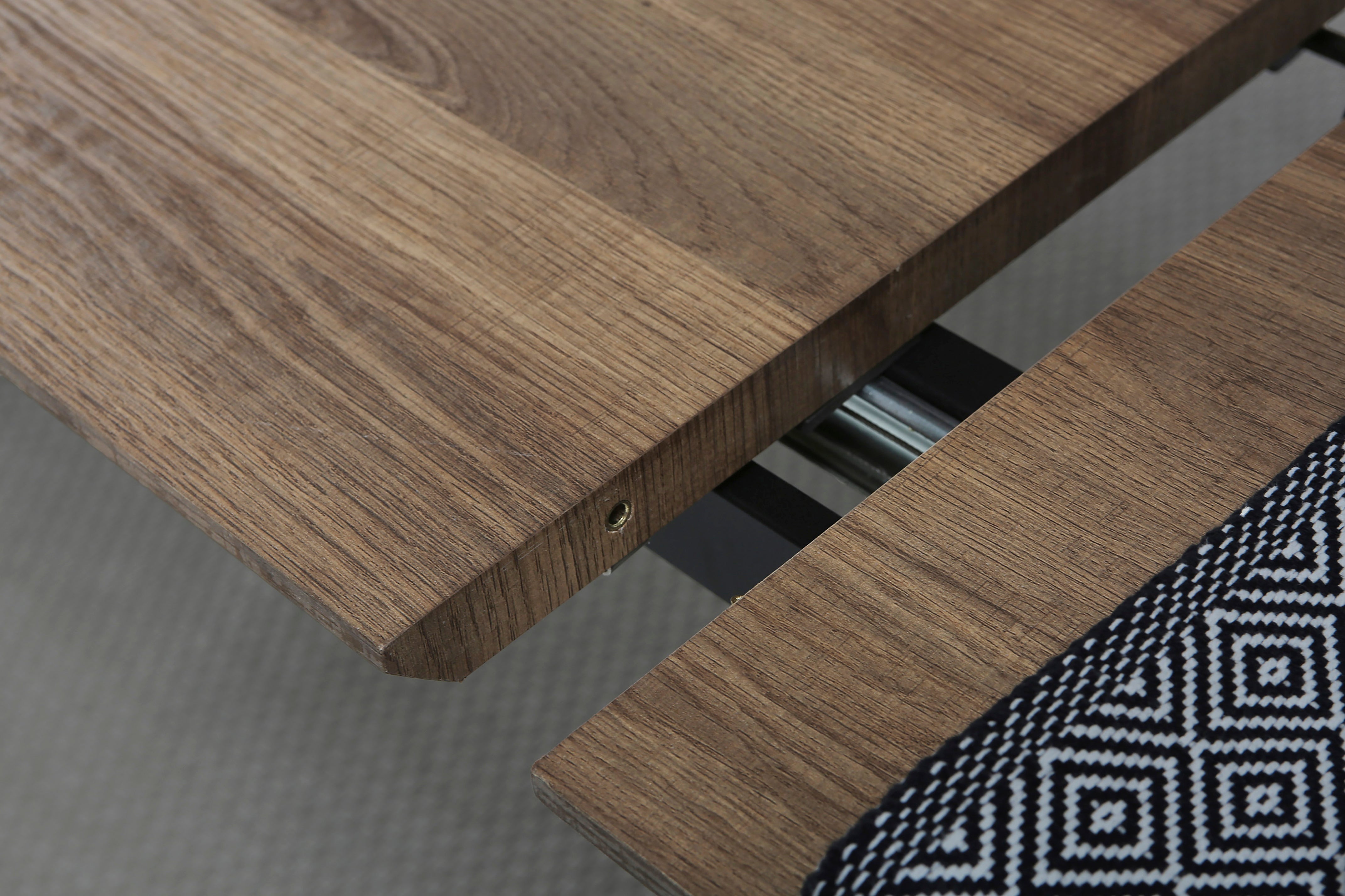 Table extensible jusqu'à 200 cm en bois de chêne foncé Sarno 140x90 cm