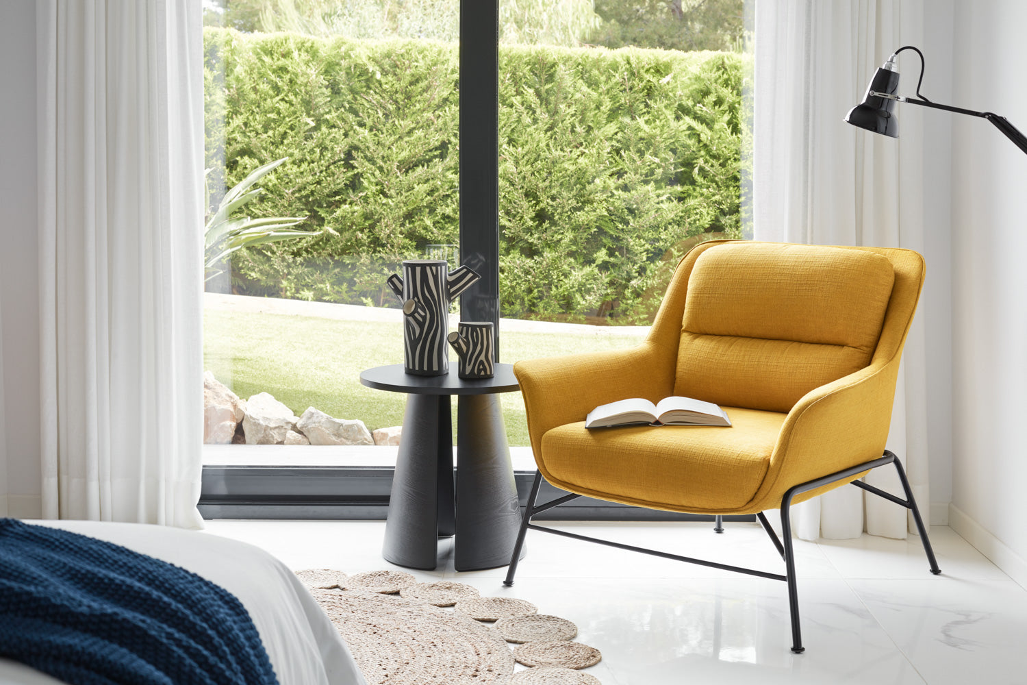 Fauteuil moderne 86x91 h43 cm Sadira avec accoudoirs en tissu moutarde