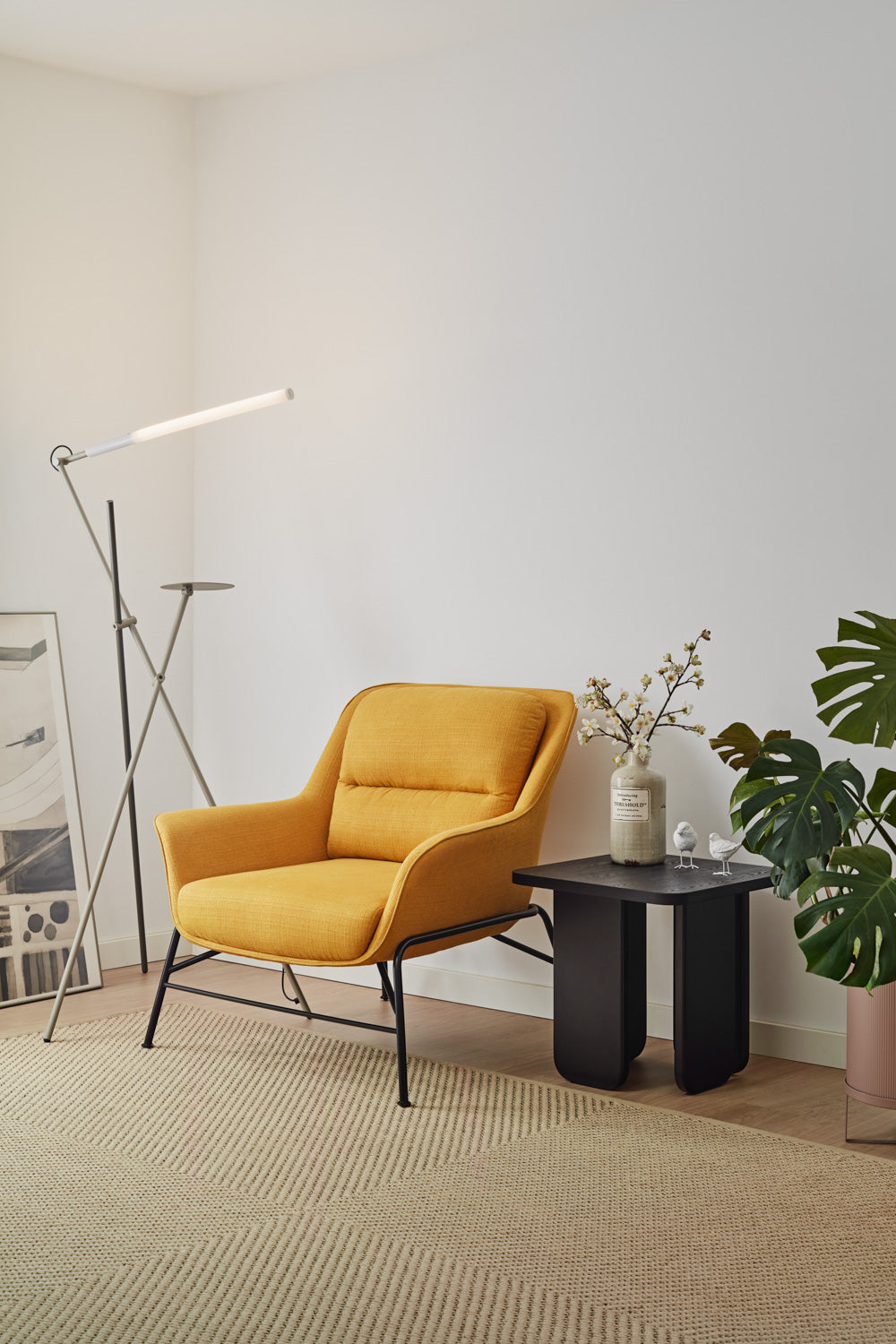 Fauteuil moderne 86x91 h43 cm Sadira avec accoudoirs en tissu moutarde