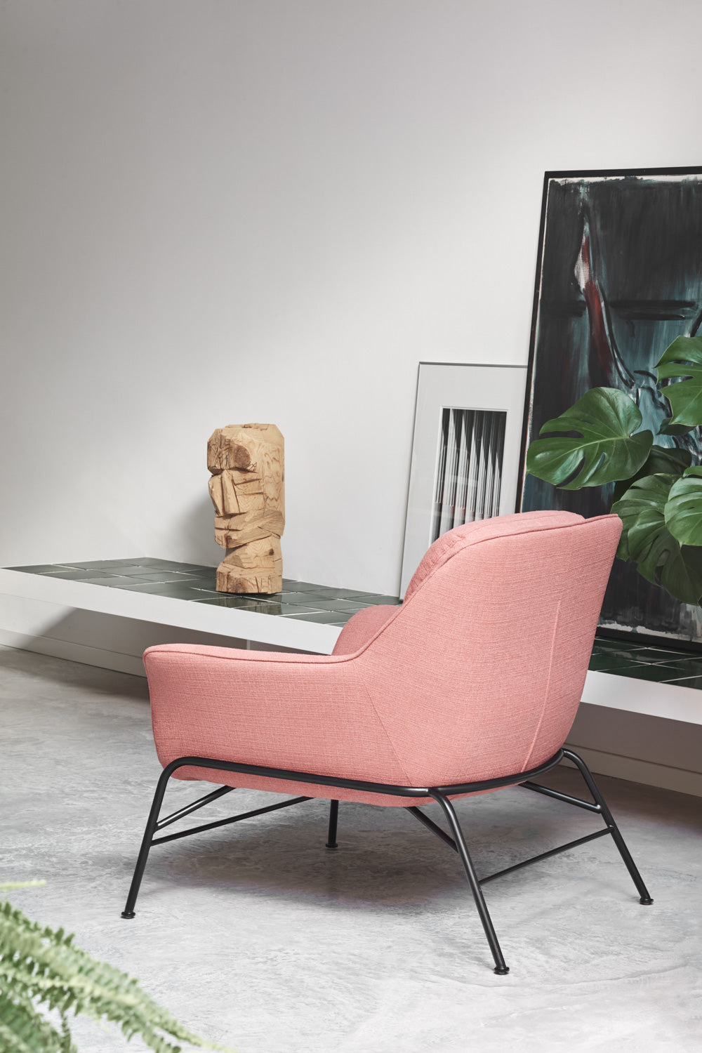 Fauteuil moderne Sadira avec accoudoirs en tissu corail