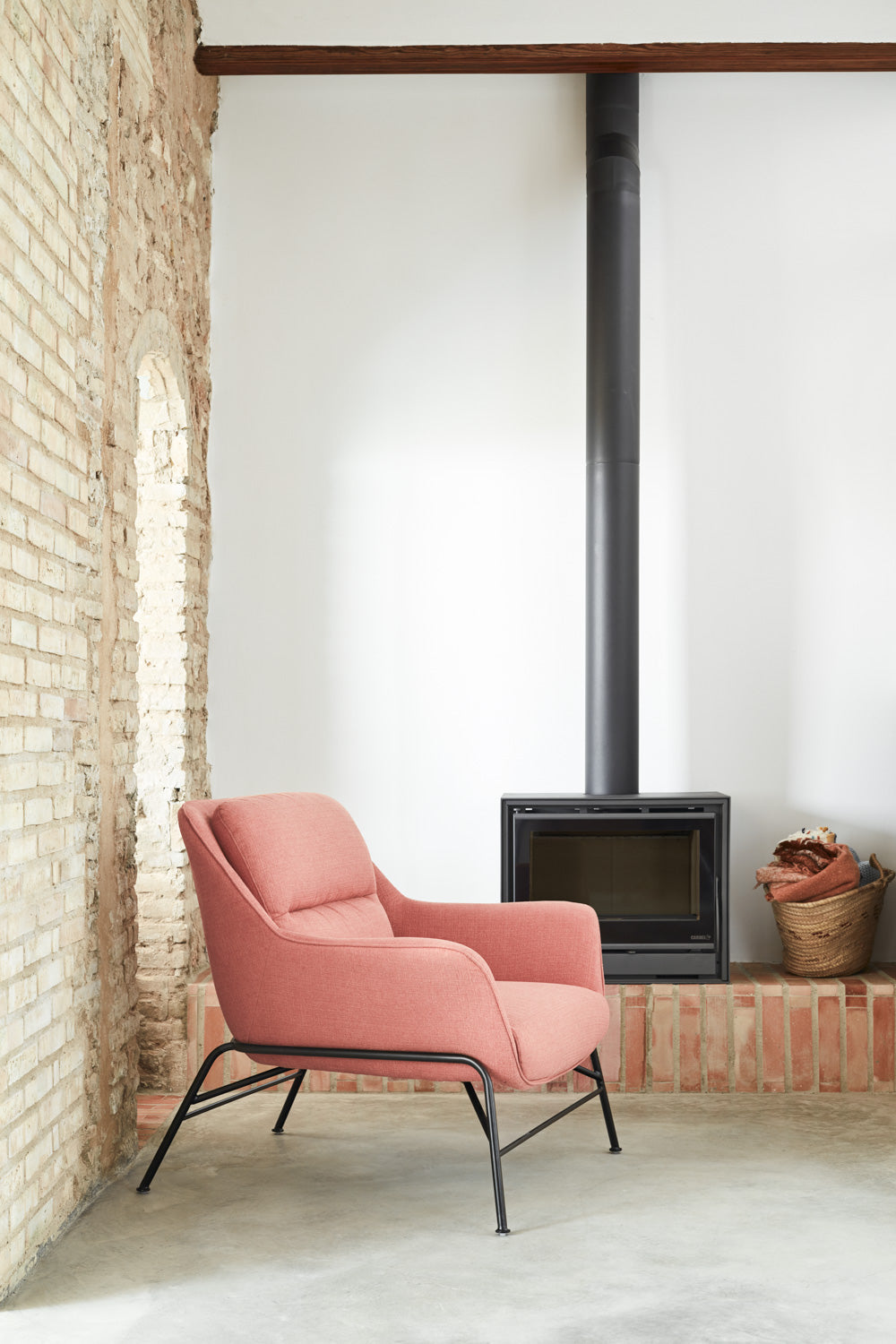 Fauteuil moderne Sadira avec accoudoirs en tissu corail