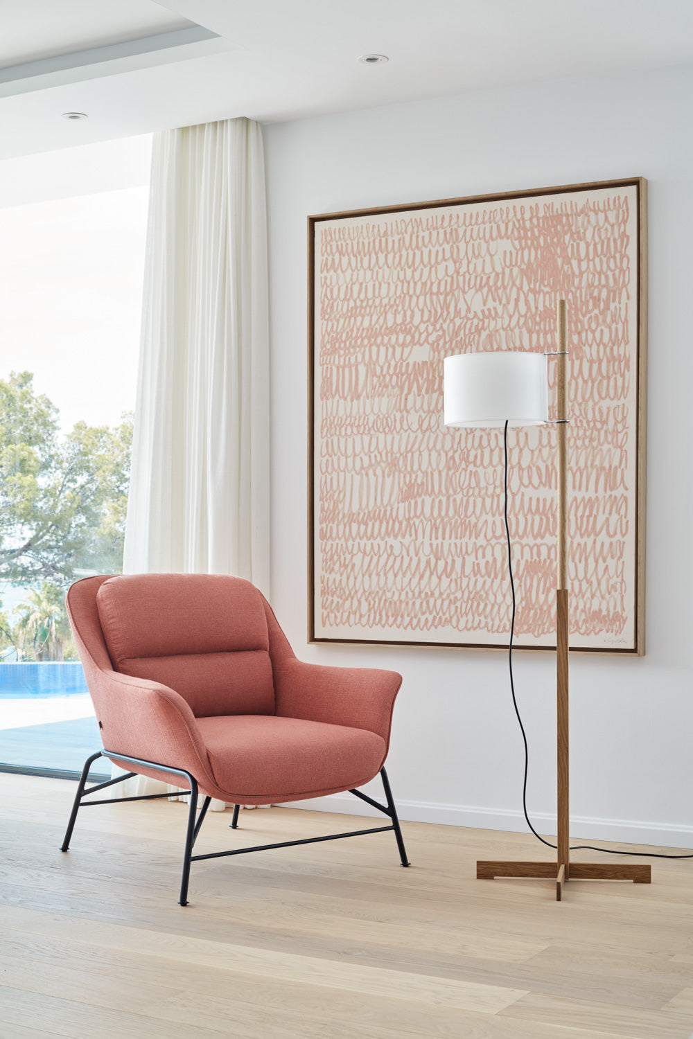 Fauteuil moderne Sadira avec accoudoirs en tissu corail