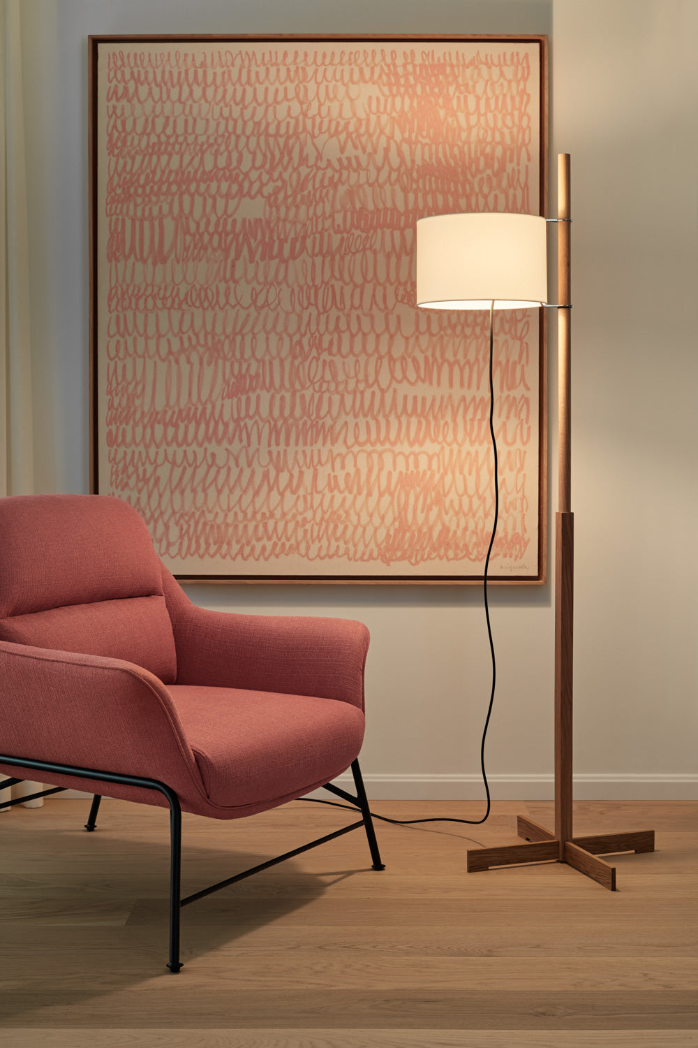 Fauteuil moderne Sadira avec accoudoirs en tissu corail