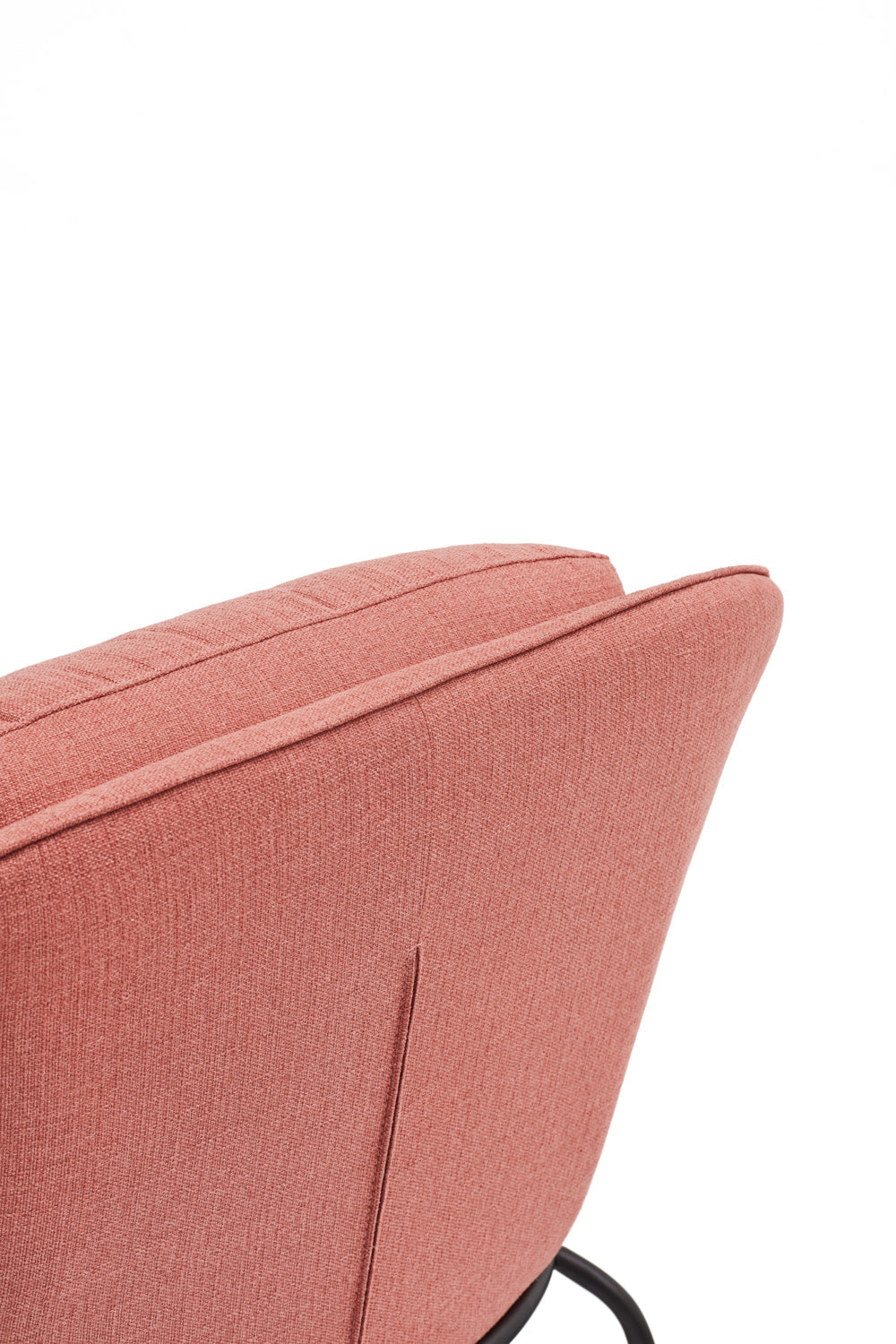 Fauteuil moderne Sadira avec accoudoirs en tissu corail