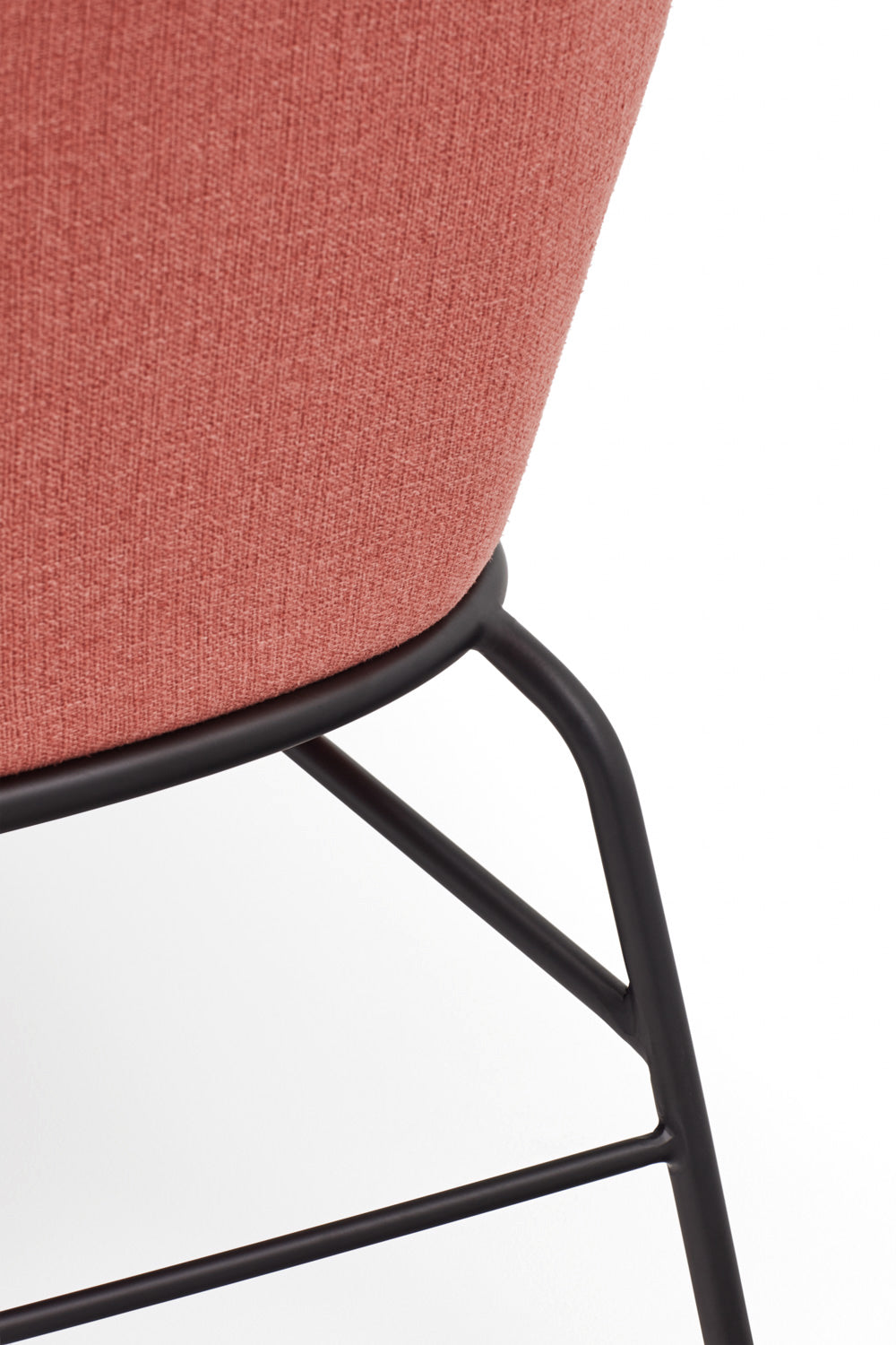 Fauteuil moderne Sadira avec accoudoirs en tissu corail