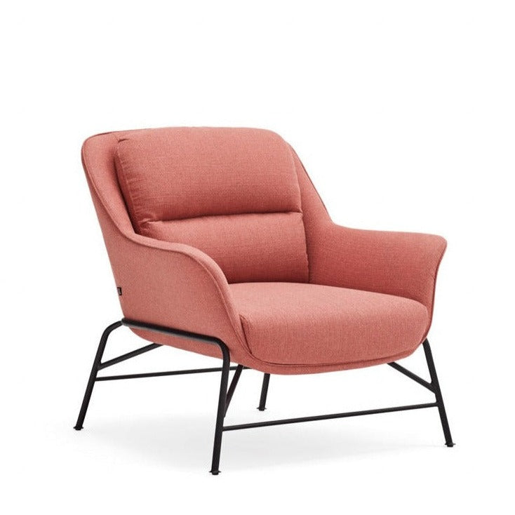 Fauteuil moderne Sadira avec accoudoirs en tissu corail