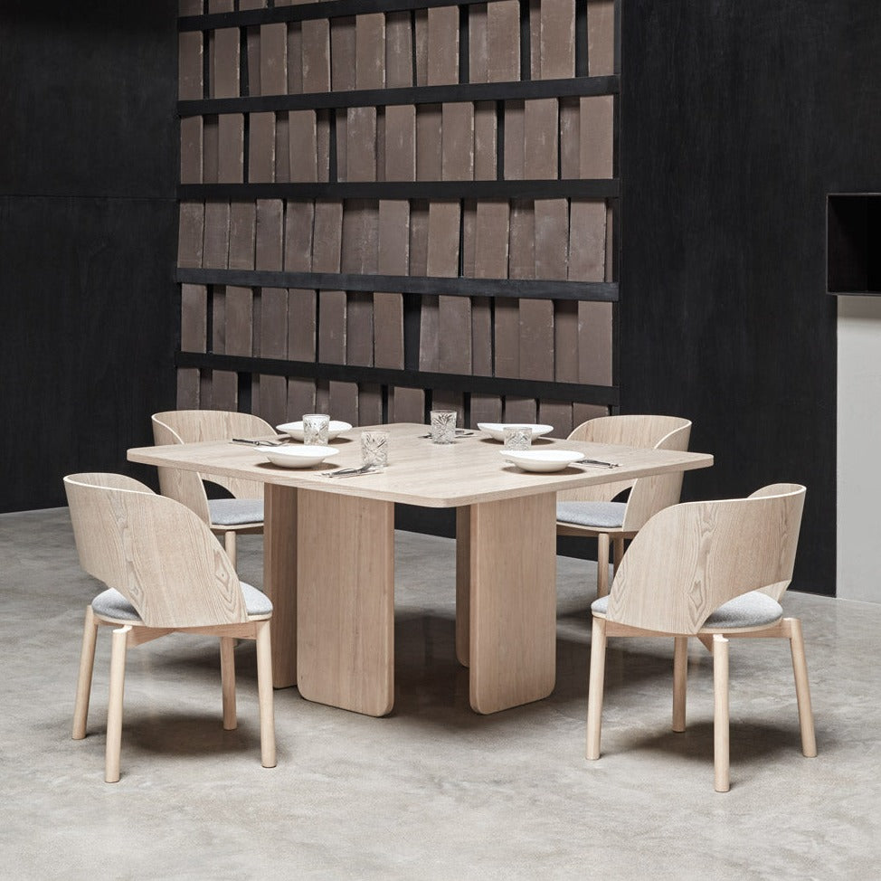 Table à manger 4 places 137x137 cm Arq de Teulat en frêne naturel