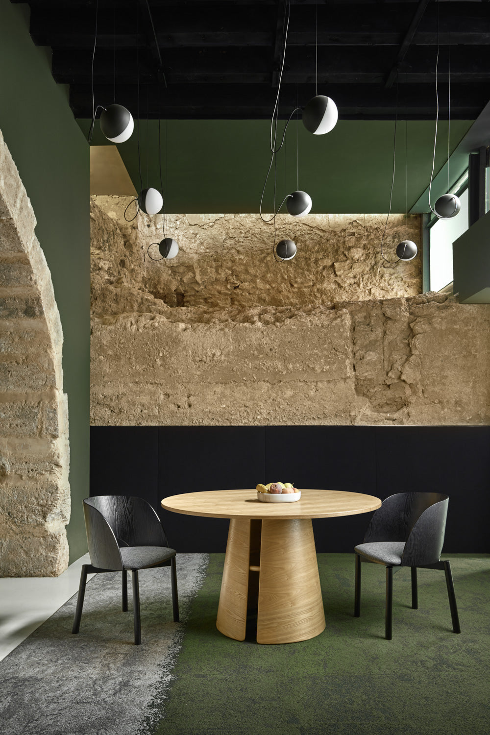 Table ronde à manger 4 places Ø137 h75 cm Cep de Teulat en bois couleur naturelle