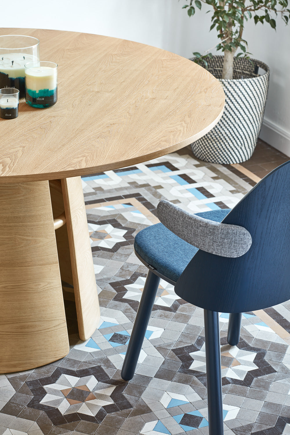 Table ronde à manger 4 places Ø137 h75 cm Cep de Teulat en bois couleur naturelle