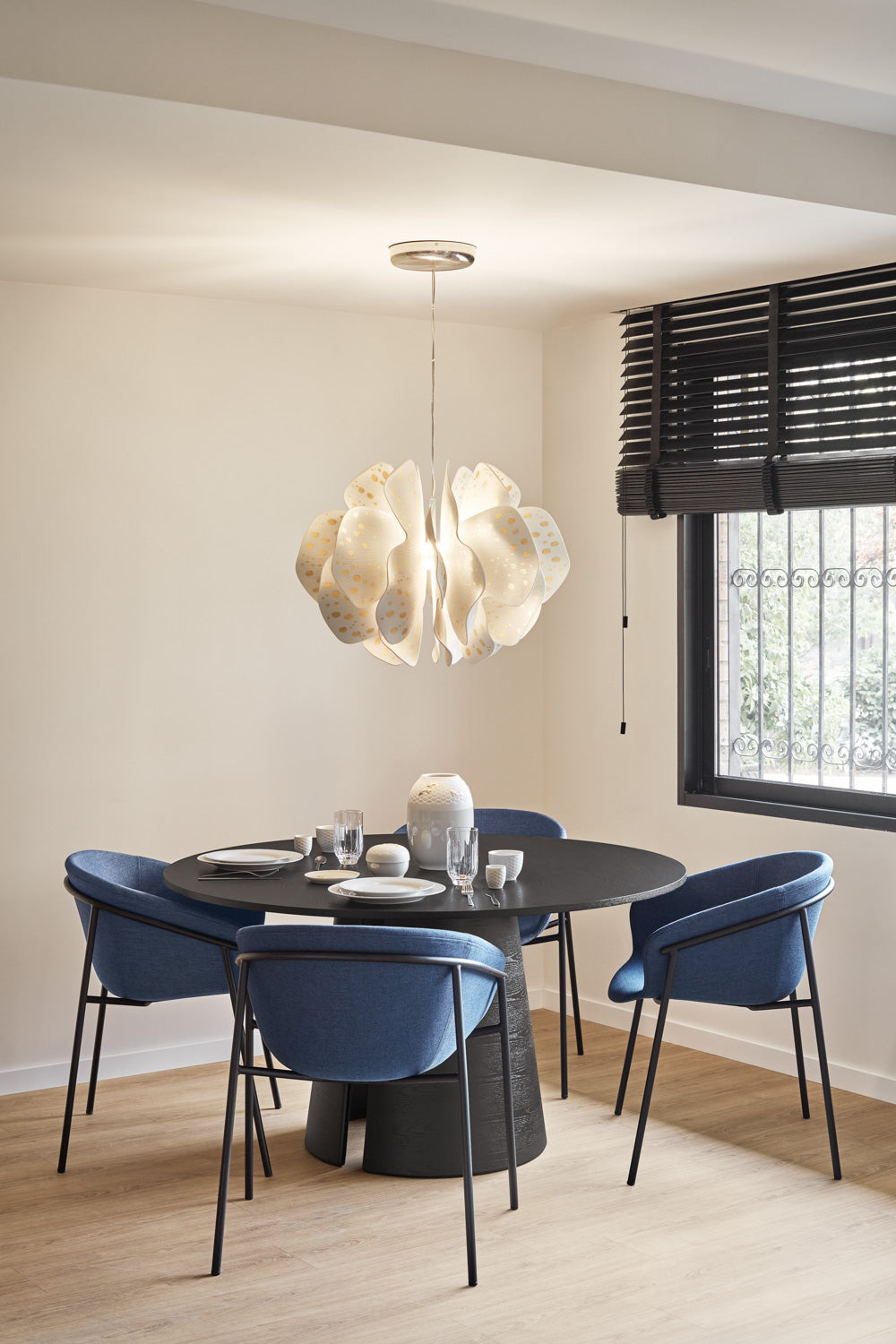 Table ronde à manger 4 places Ø137 h75 cm Cep de Teulat en bois noir