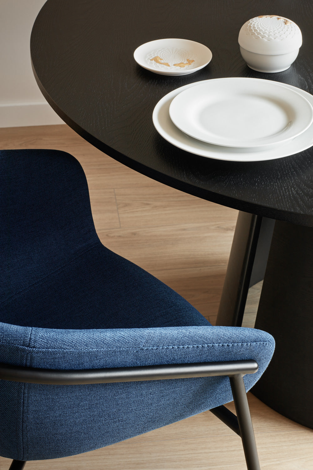 Table ronde à manger 4 places Ø137 h75 cm Cep de Teulat en bois noir