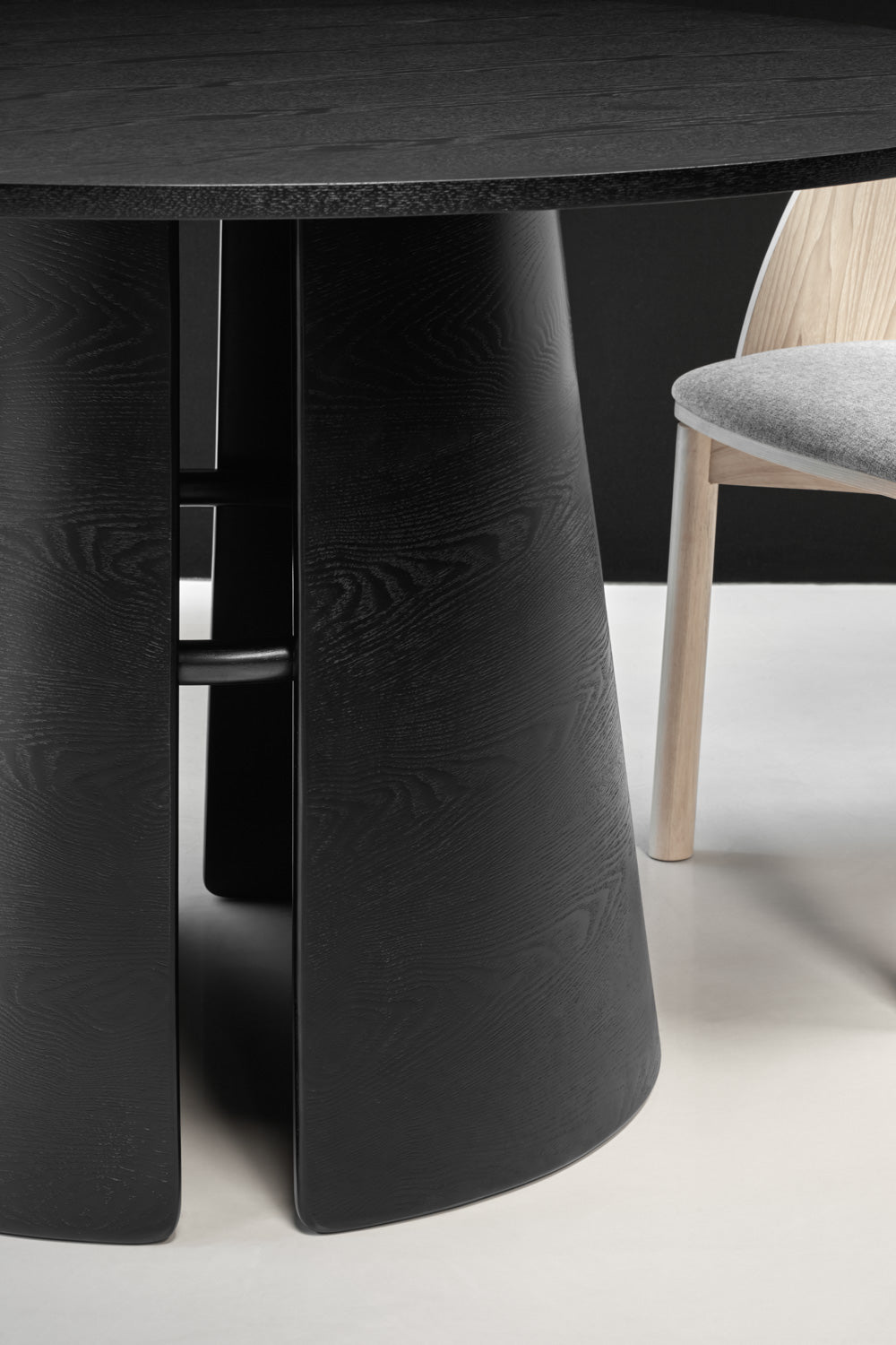 Table ronde à manger 4 places Ø137 h75 cm Cep de Teulat en bois noir