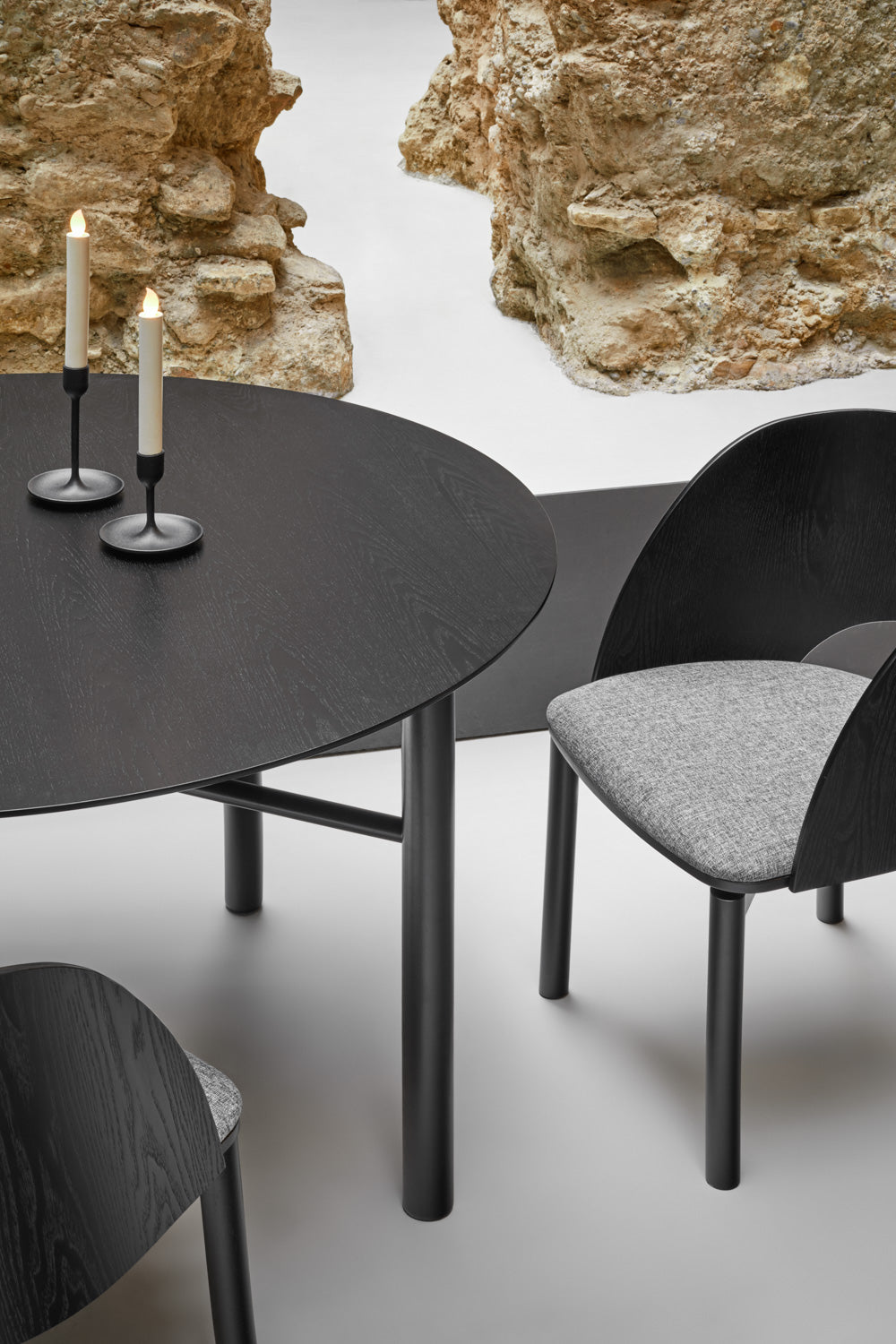 Table à manger Ø 120 cm Junco 4 places en bois noir