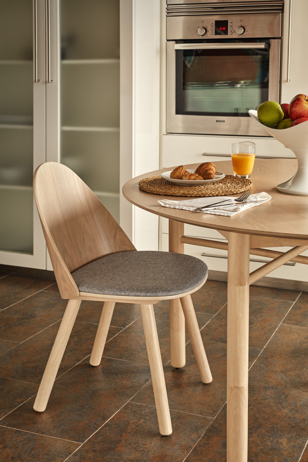 Lot de 2 chaises Uma en bois naturel et tissu gris clair
