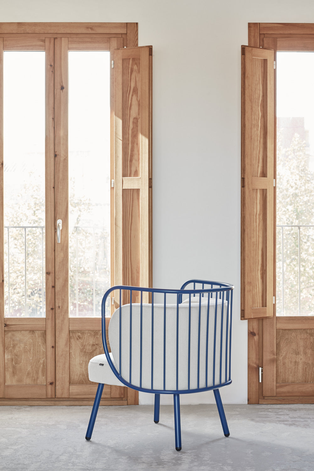 Fauteuil 67x83 h44 cm en tissu crème et structure en métal bleu