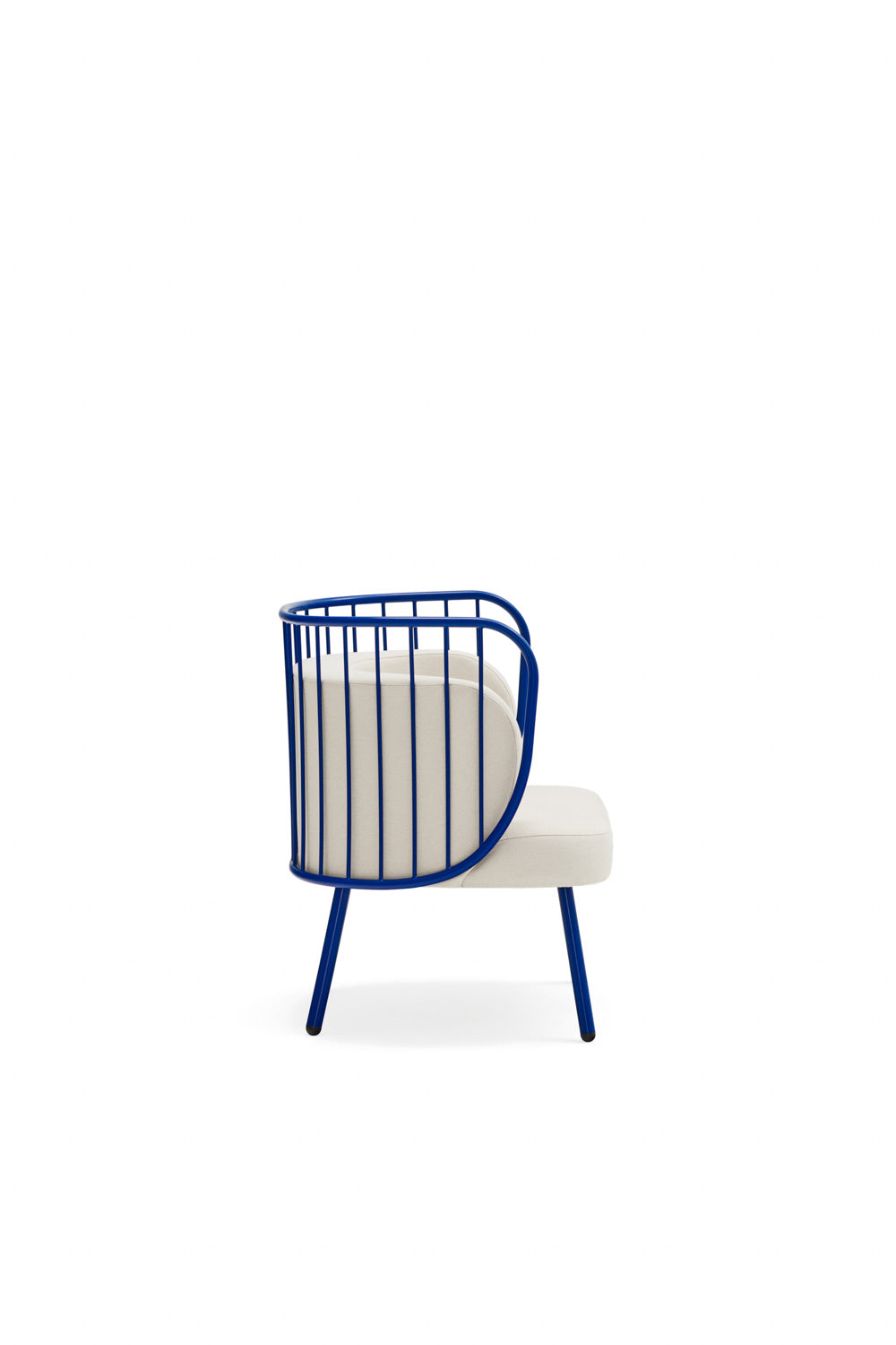 Fauteuil 67x83 h44 cm en tissu crème et structure en métal bleu