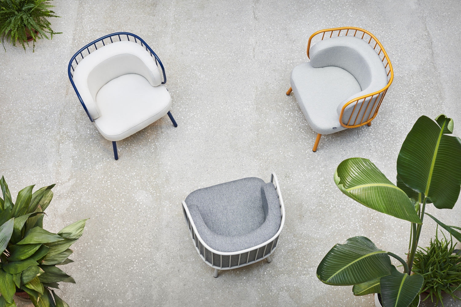 Fauteuil 67x83 h44 cm Nabi en tissu gris et structure en métal moutarde