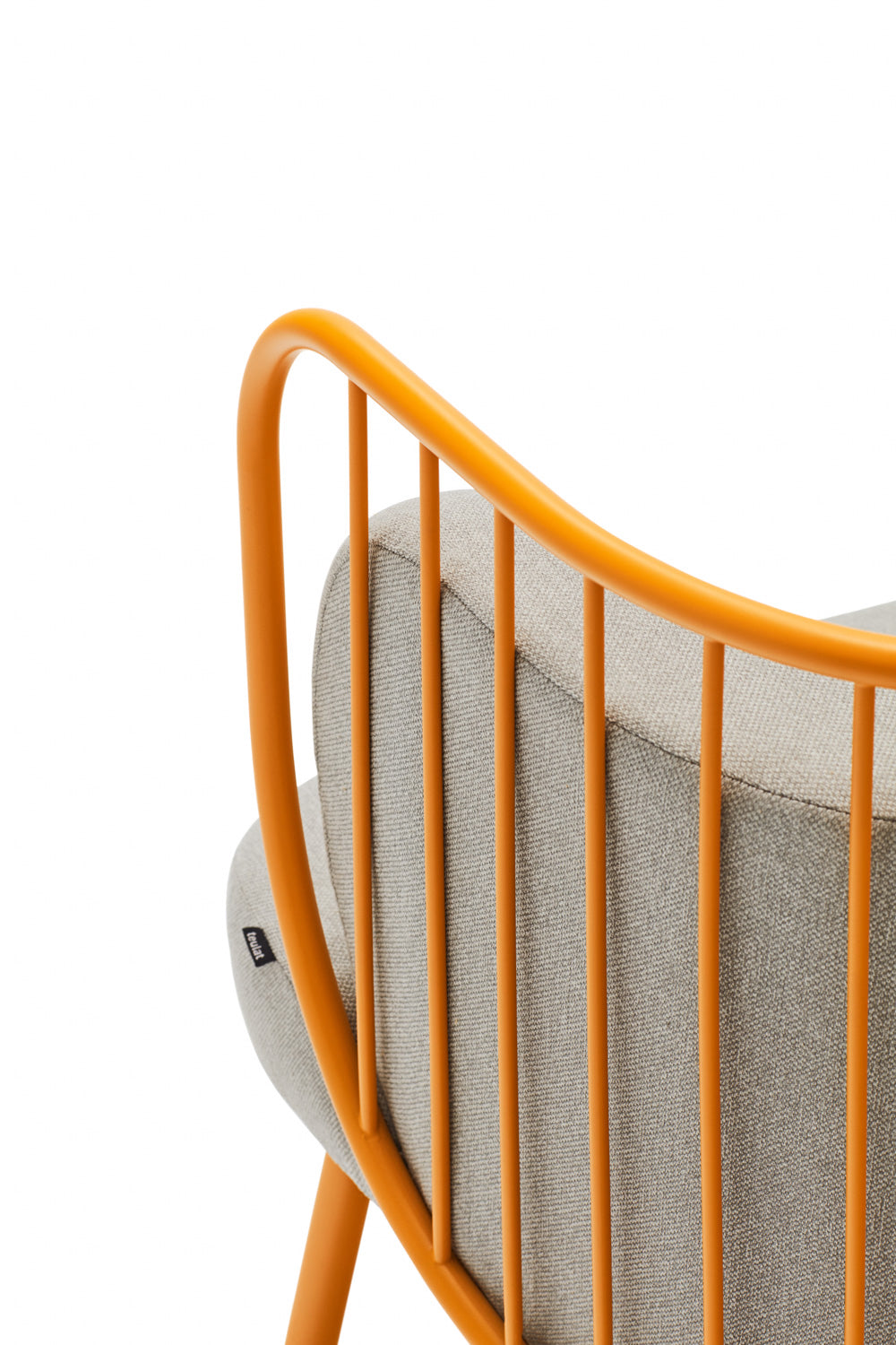 Fauteuil 67x83 h44 cm Nabi en tissu gris et structure en métal moutarde