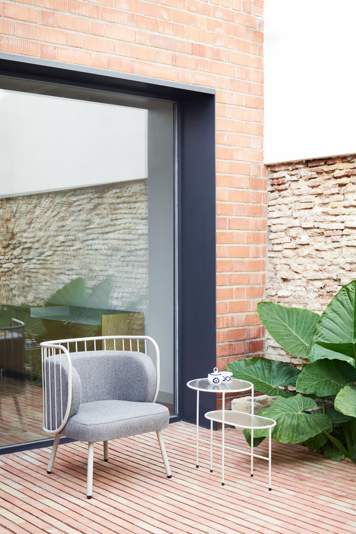 Fauteuil 67x83 h44 cm Nabi en tissu gris et structure en métal crème