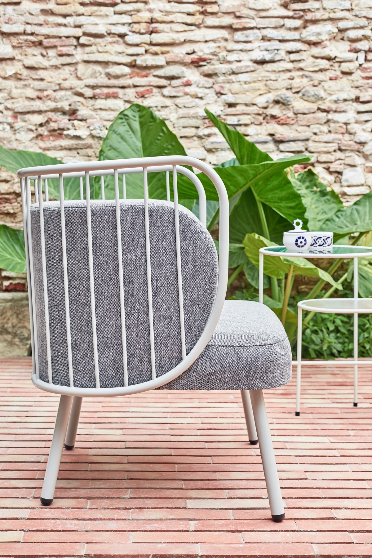 Fauteuil 67x83 h44 cm Nabi en tissu gris et structure en métal crème