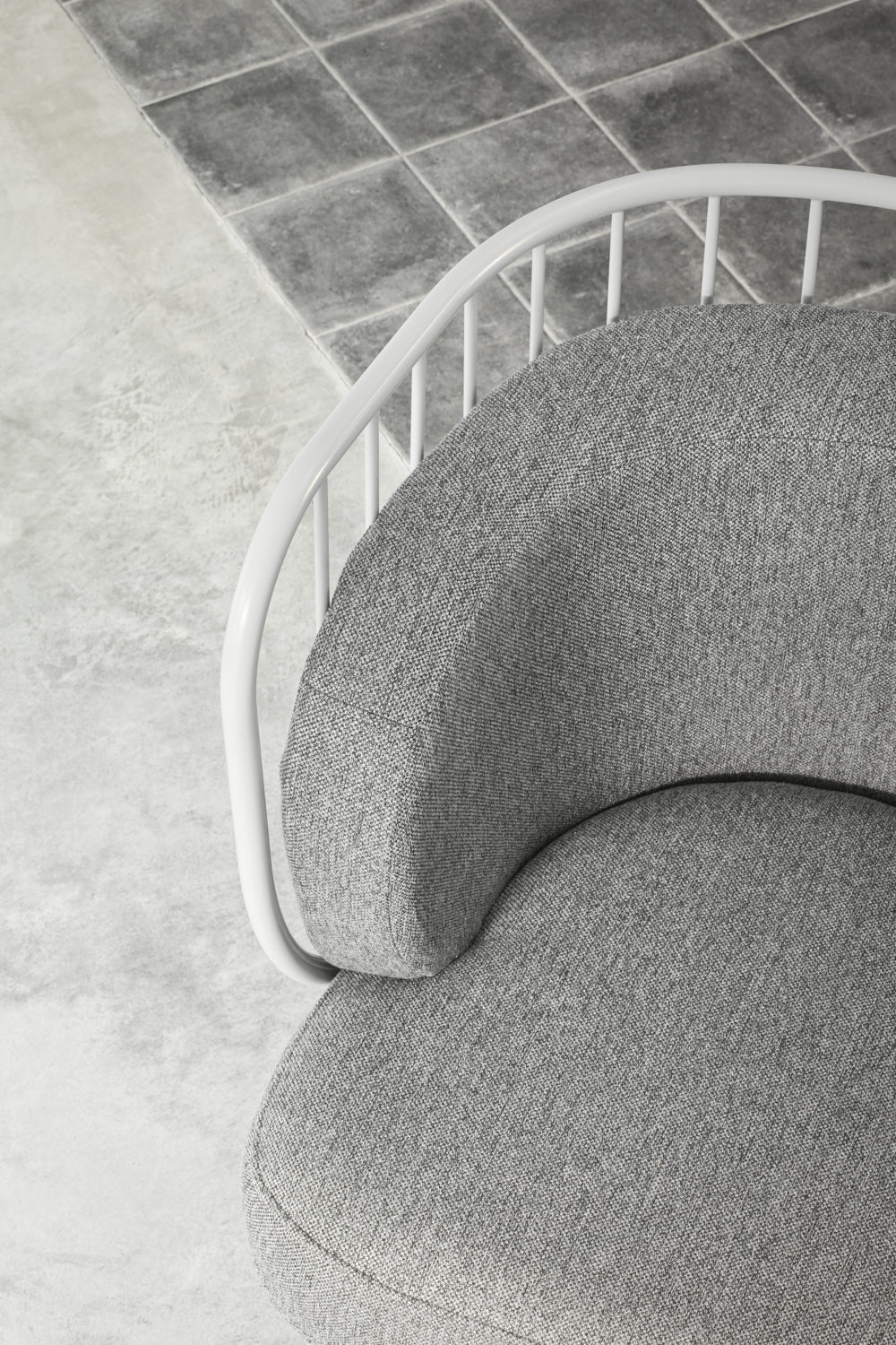 Fauteuil 67x83 h44 cm Nabi en tissu gris et structure en métal crème