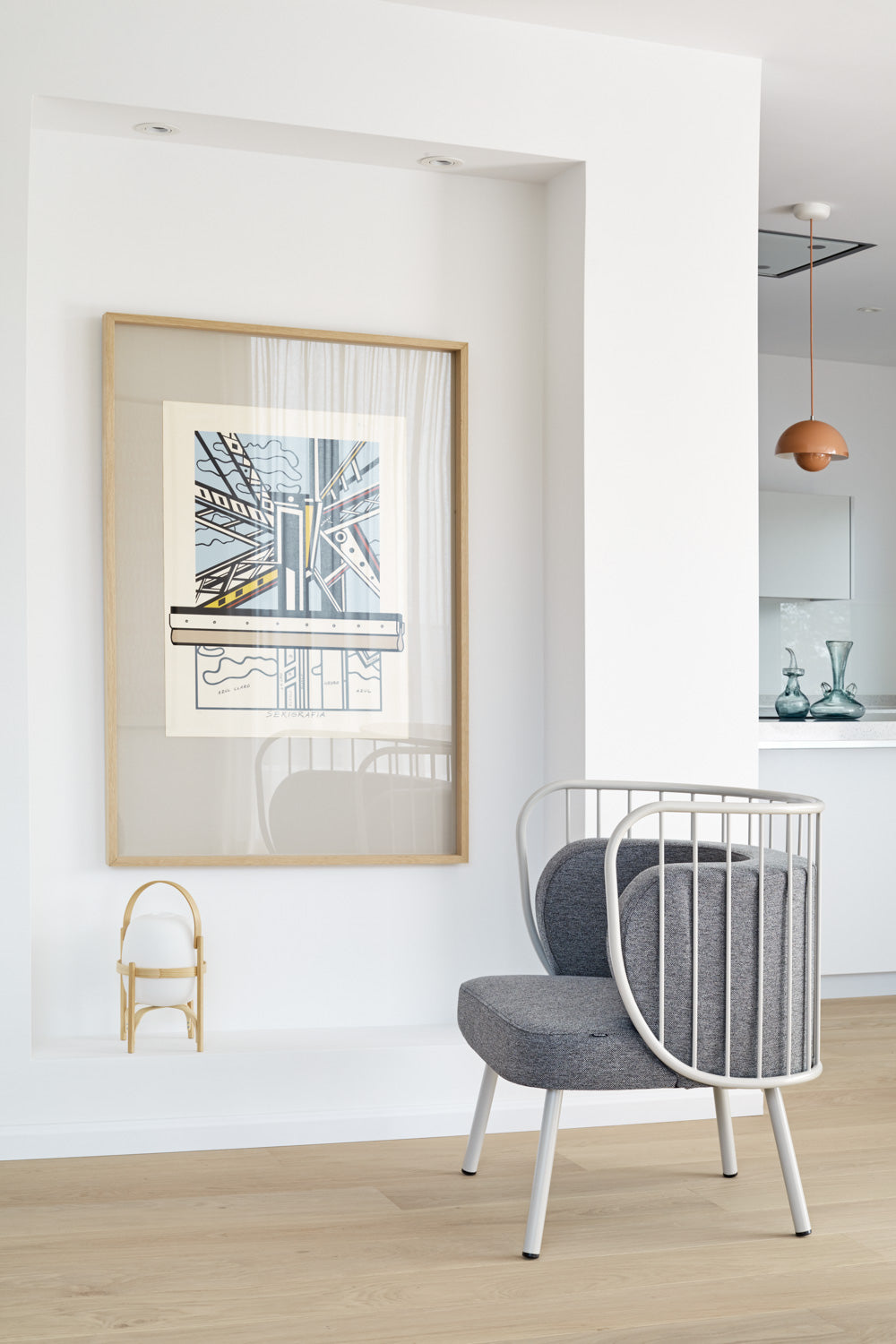 Fauteuil 67x83 h44 cm Nabi en tissu gris et structure en métal crème