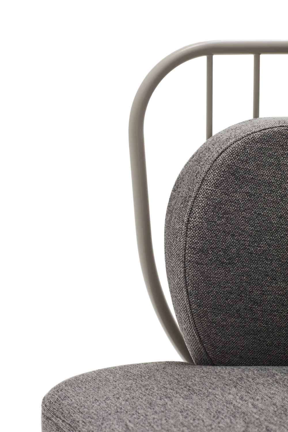 Fauteuil 67x83 h44 cm Nabi en tissu gris et structure en métal crème