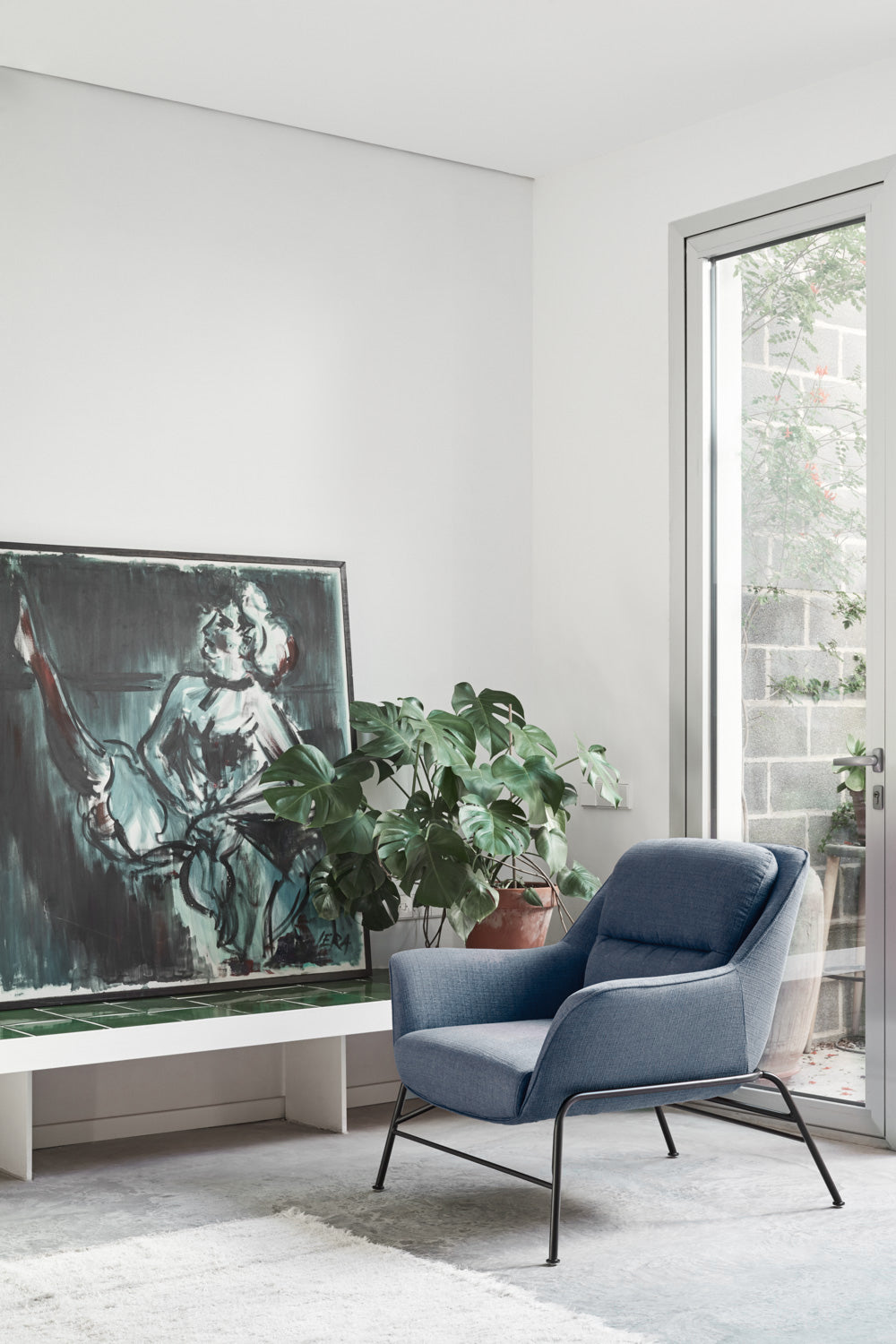 Fauteuil moderne Sadira avec accoudoirs en tissu bleu