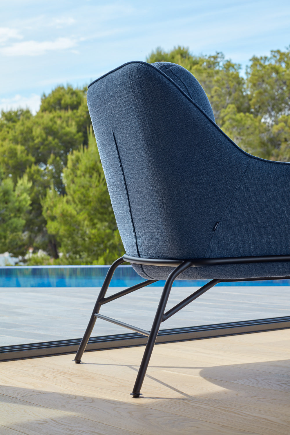 Fauteuil moderne Sadira avec accoudoirs en tissu bleu