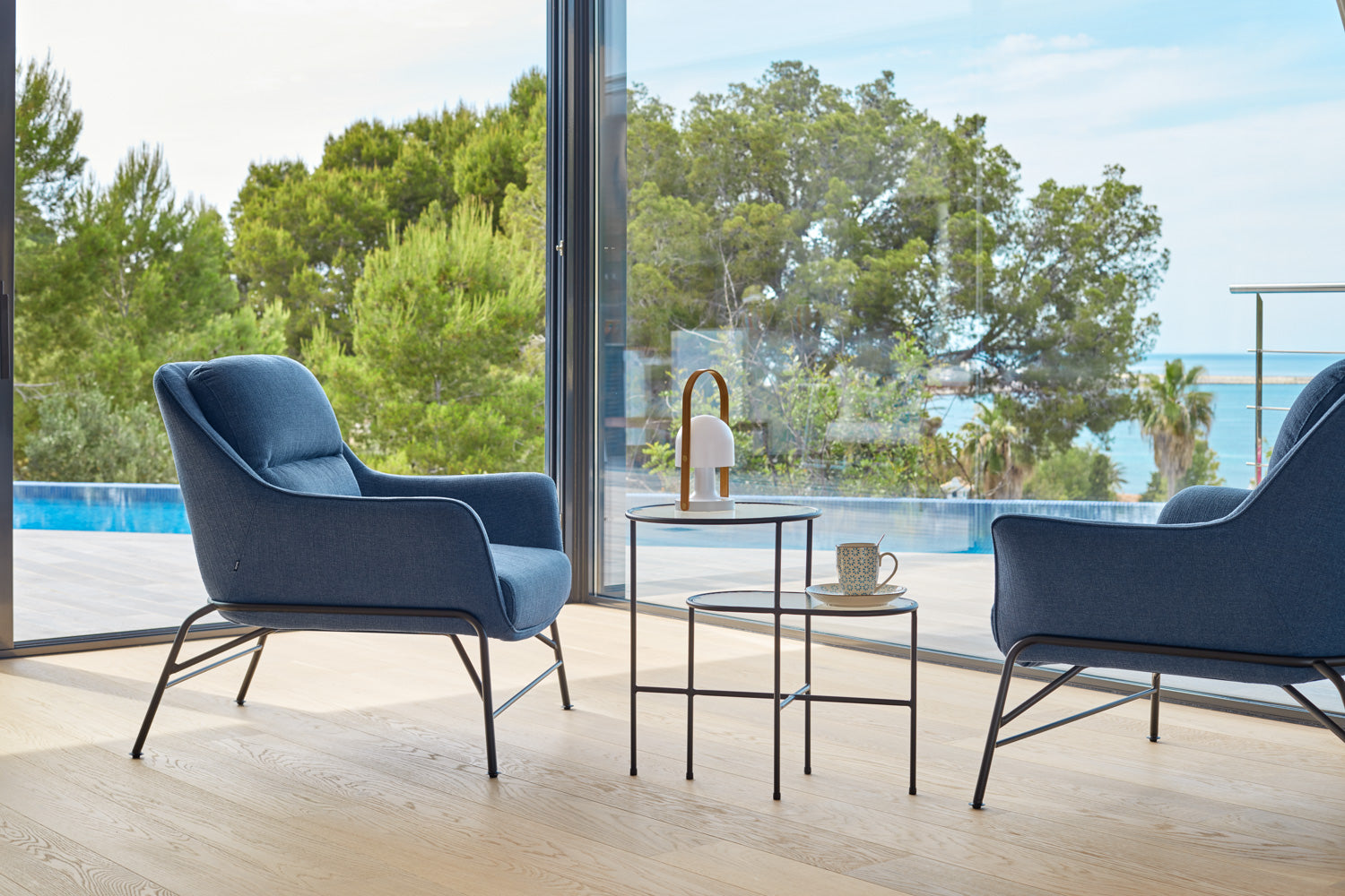 Fauteuil moderne Sadira avec accoudoirs en tissu bleu