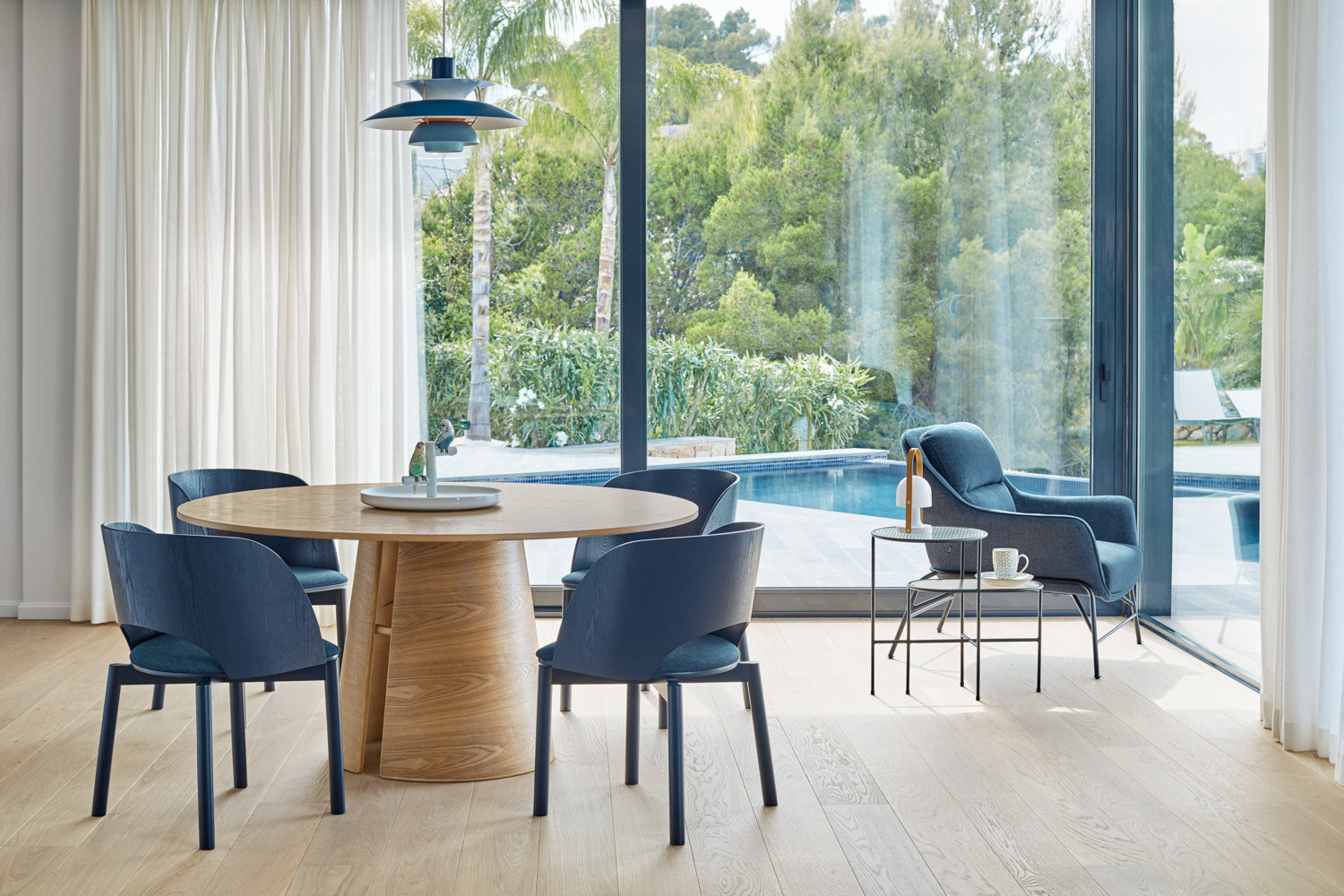 Fauteuil moderne Sadira avec accoudoirs en tissu bleu