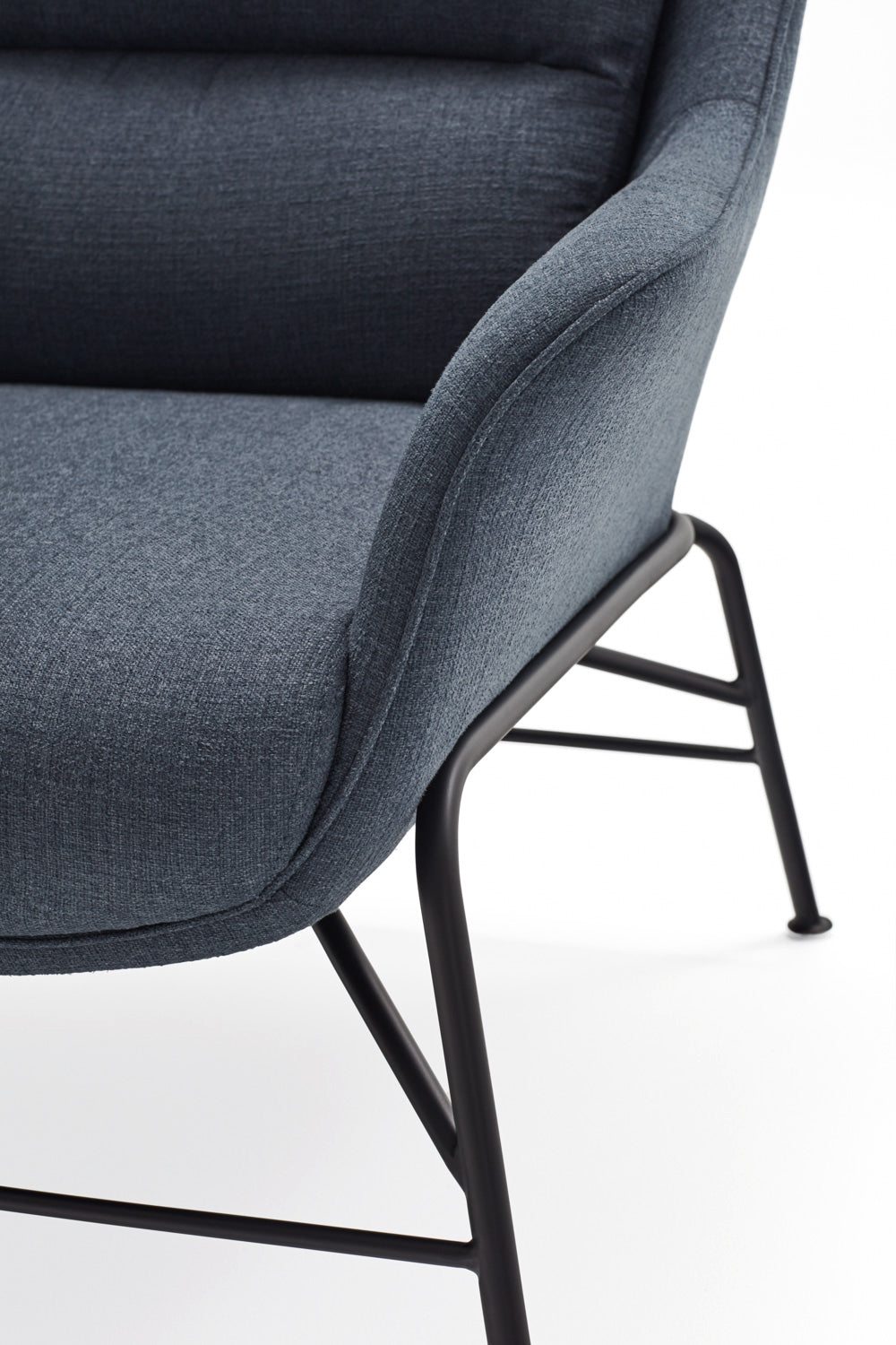 Fauteuil moderne Sadira avec accoudoirs en tissu bleu