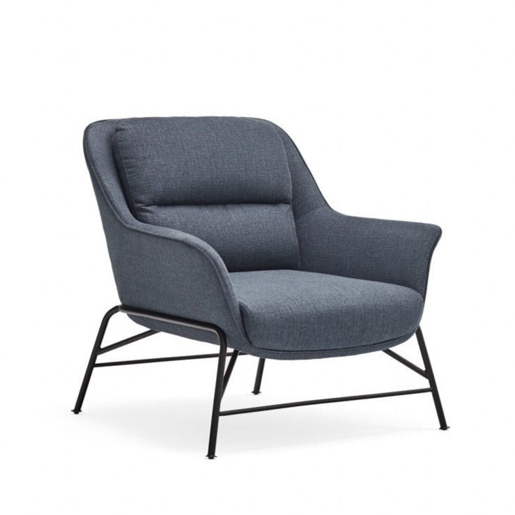 Fauteuil moderne Sadira avec accoudoirs en tissu bleu