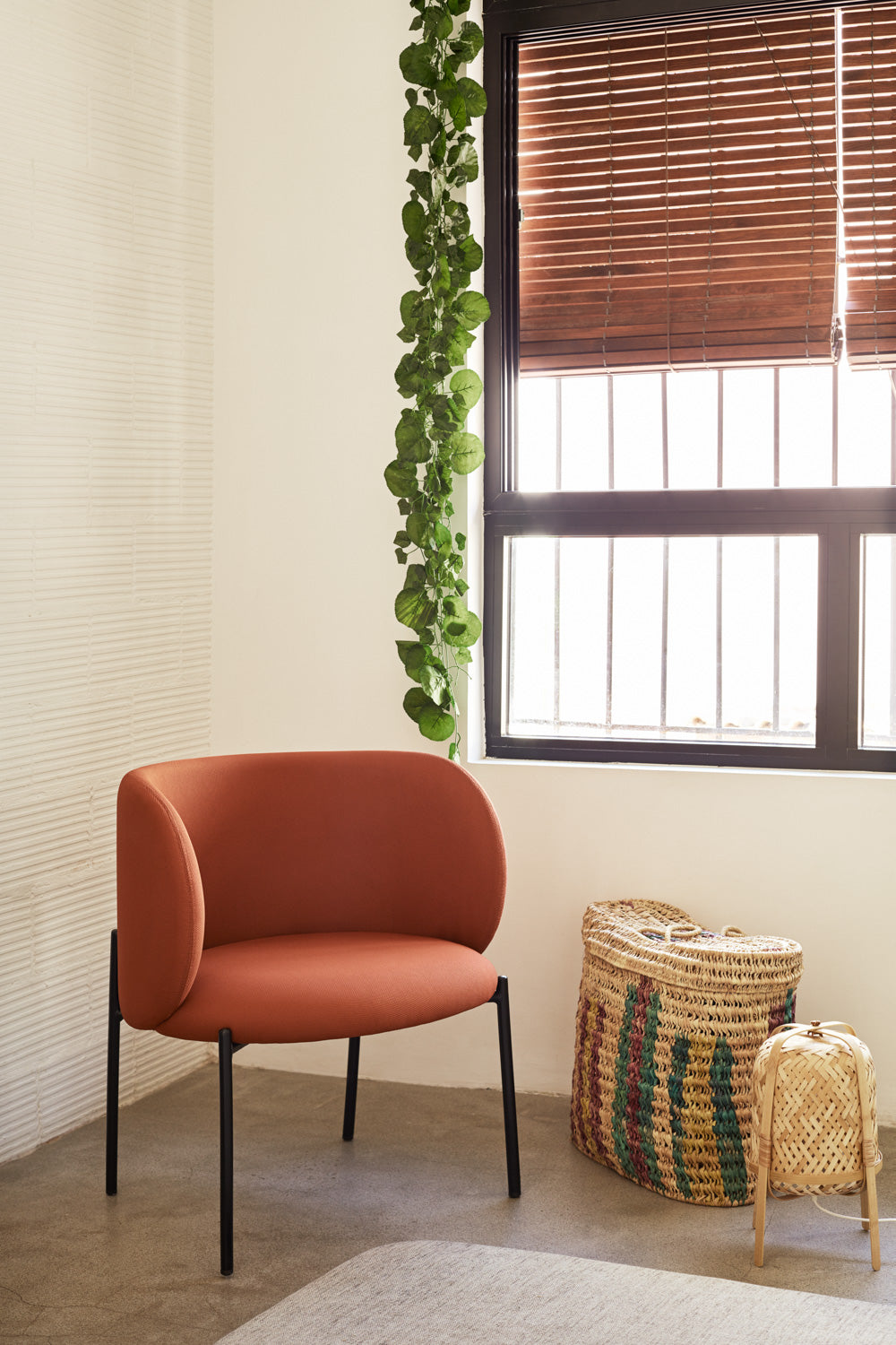 Fauteuil 66x74 h49 Mogi en tissu rouge avec structure en métal