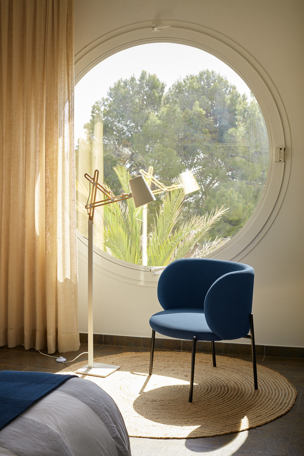 Fauteuil 66x74 h49 en tissu bleu avec structure en métal