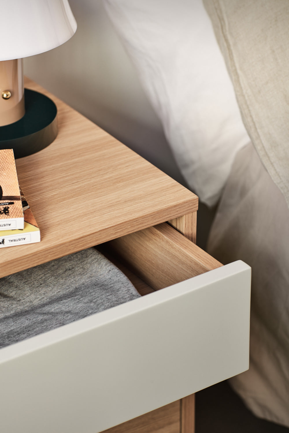 Table de chevet 2 tiroirs 52x59 cm Yoko chêne crème