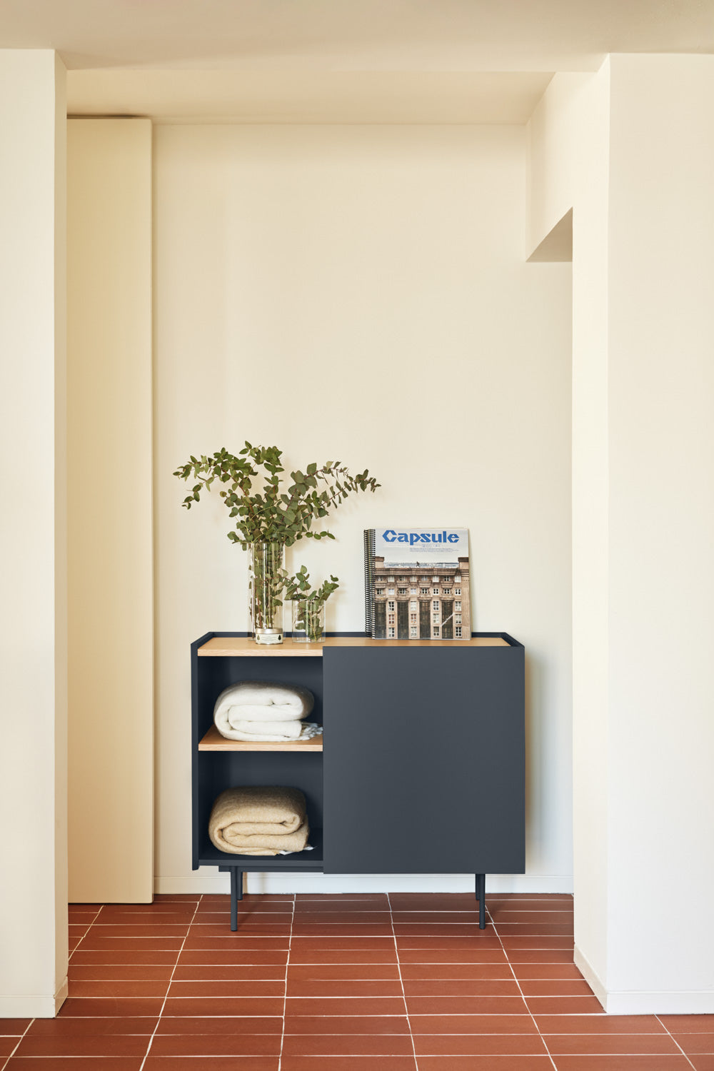 Commode 3 tiroirs avec porte en bois chêne et anthracite Otto de Teulat 88x78 cm