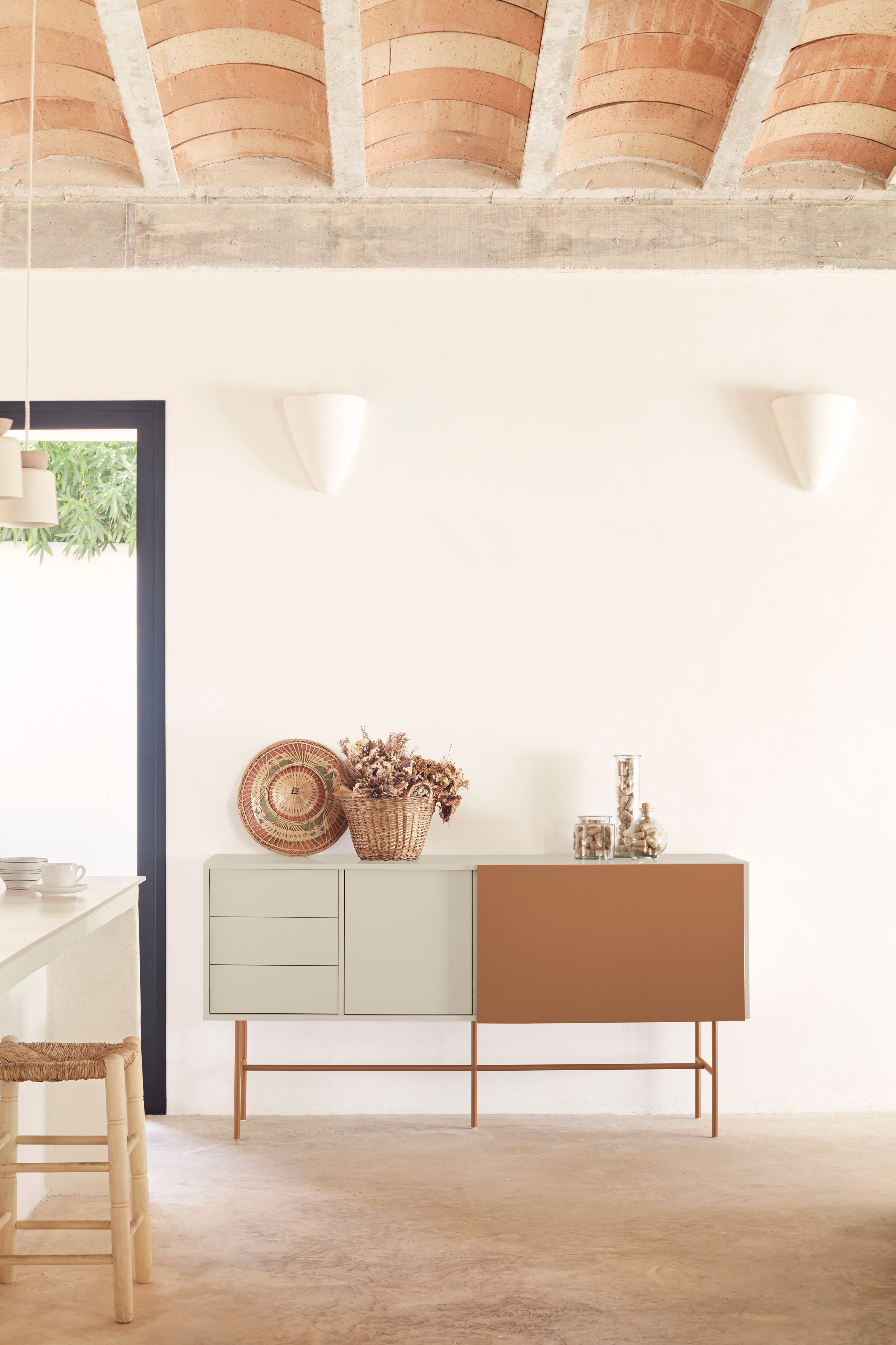 Buffet 3 tiroirs et porte coulissante laquée sable et terre cuite avec pied en fer Nube di Teulat 180x45cm