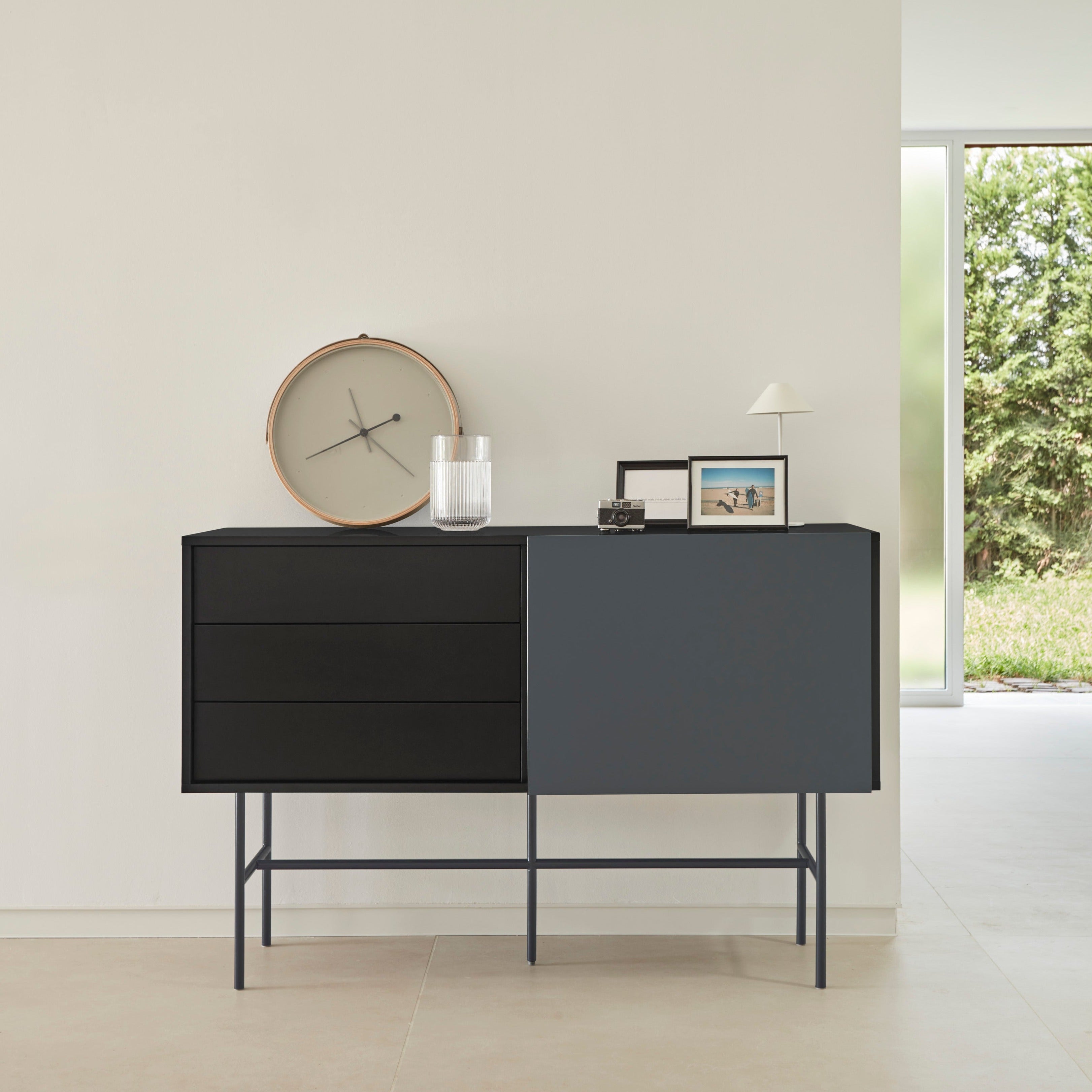 Commode 3 tiroirs et porte coulissante laquée noir et gris anthracite Nube de Teulat 140x91 cm
