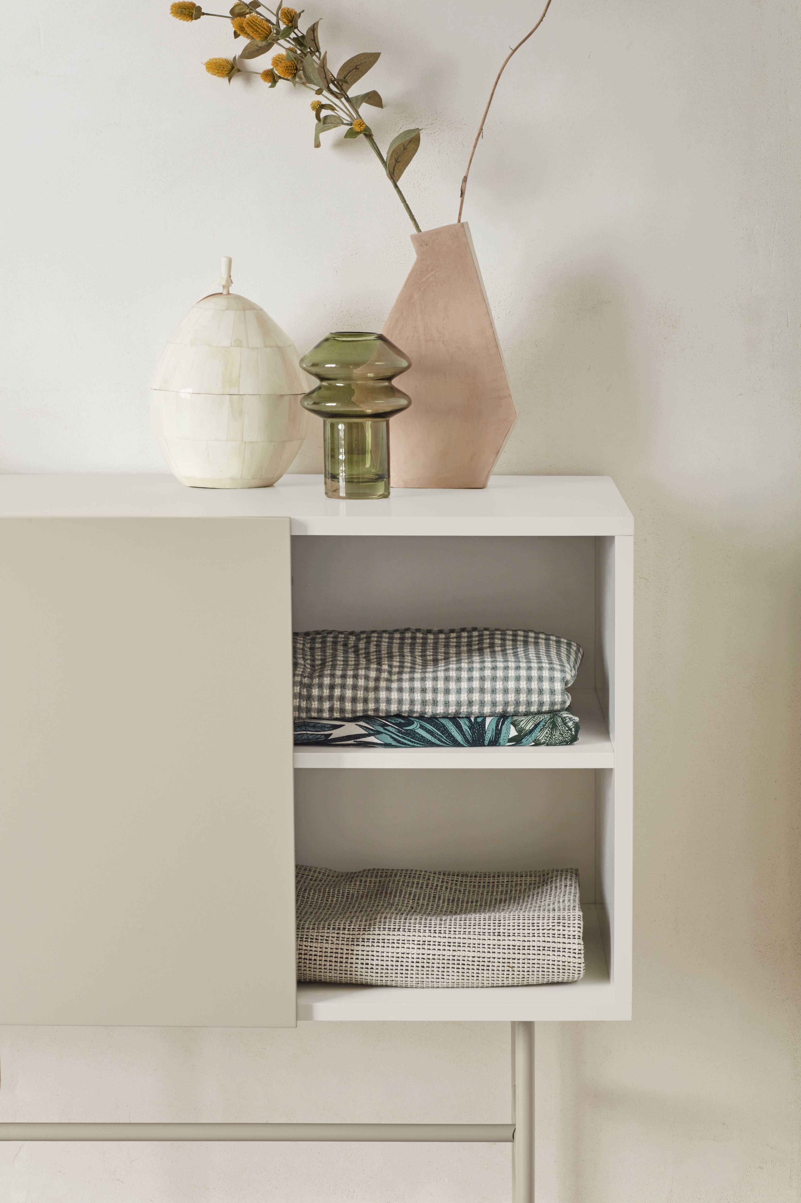 Commode 3 tiroirs et porte coulissante laquée crème et sable Nube de Teulat 140x91 cm