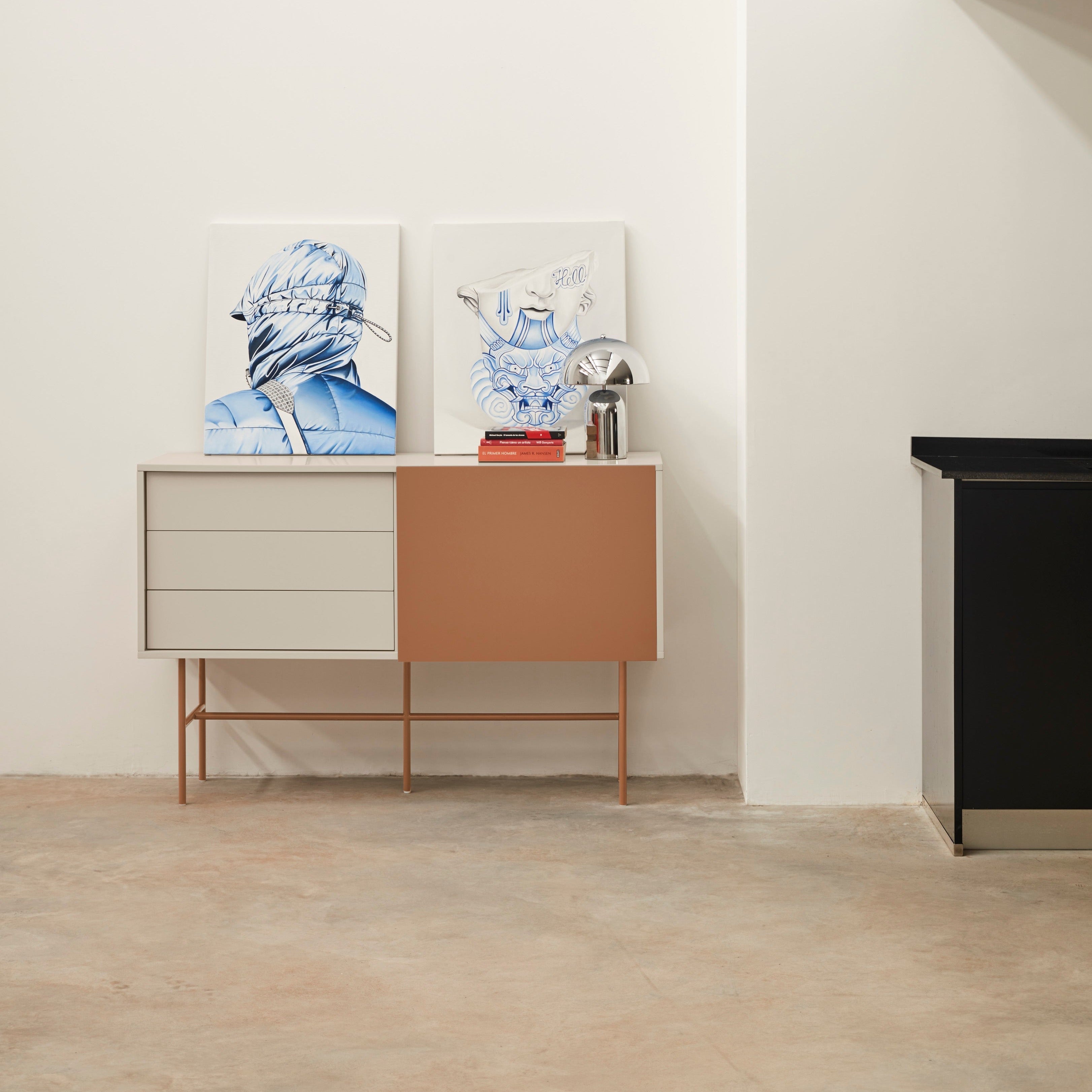 Commode 3 tiroirs et porte coulissante laquée sable et terre cuite Nube par Teulat 140x91 cm