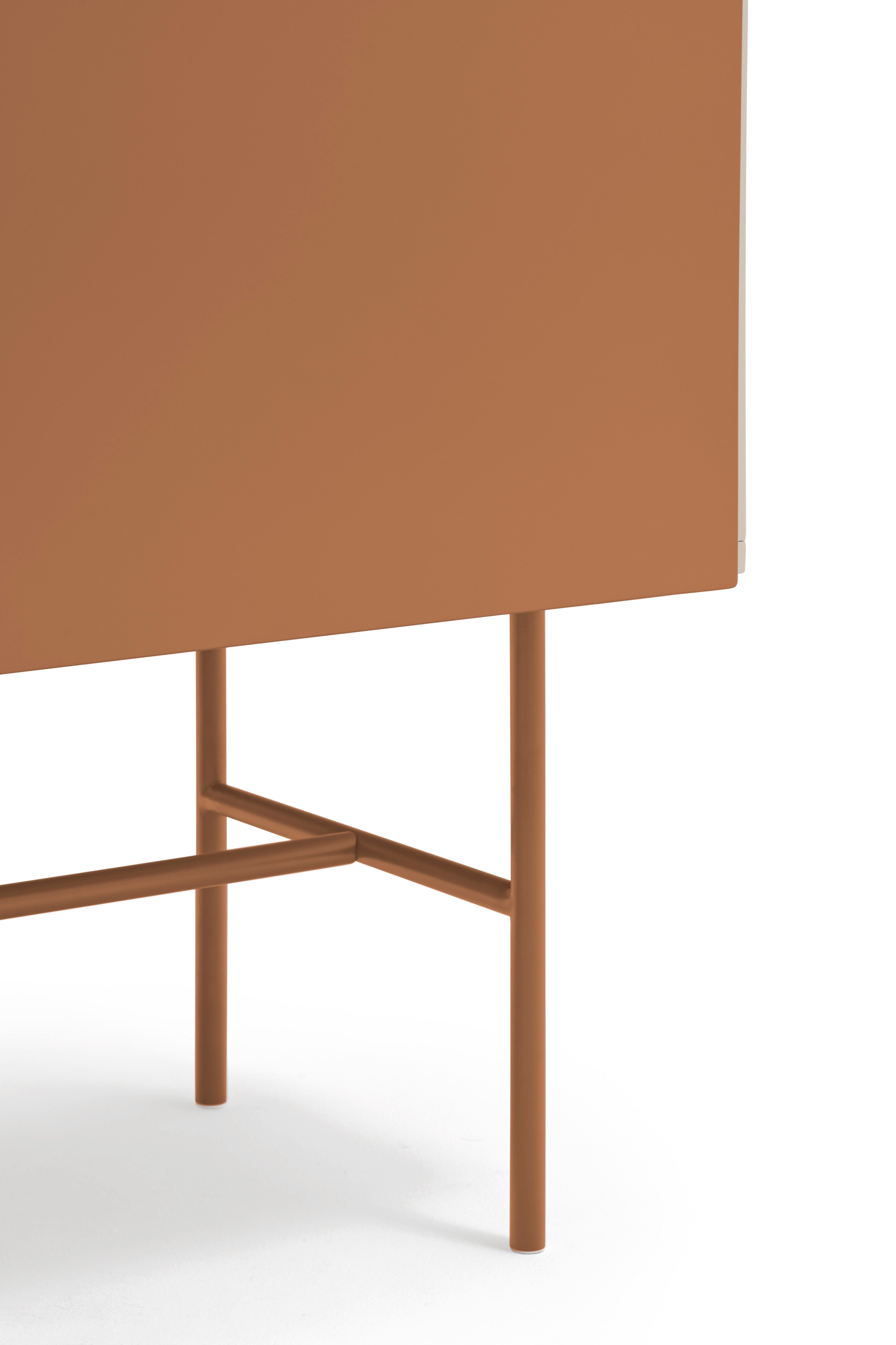 Commode 3 tiroirs et porte coulissante laquée sable et terre cuite Nube par Teulat 140x91 cm