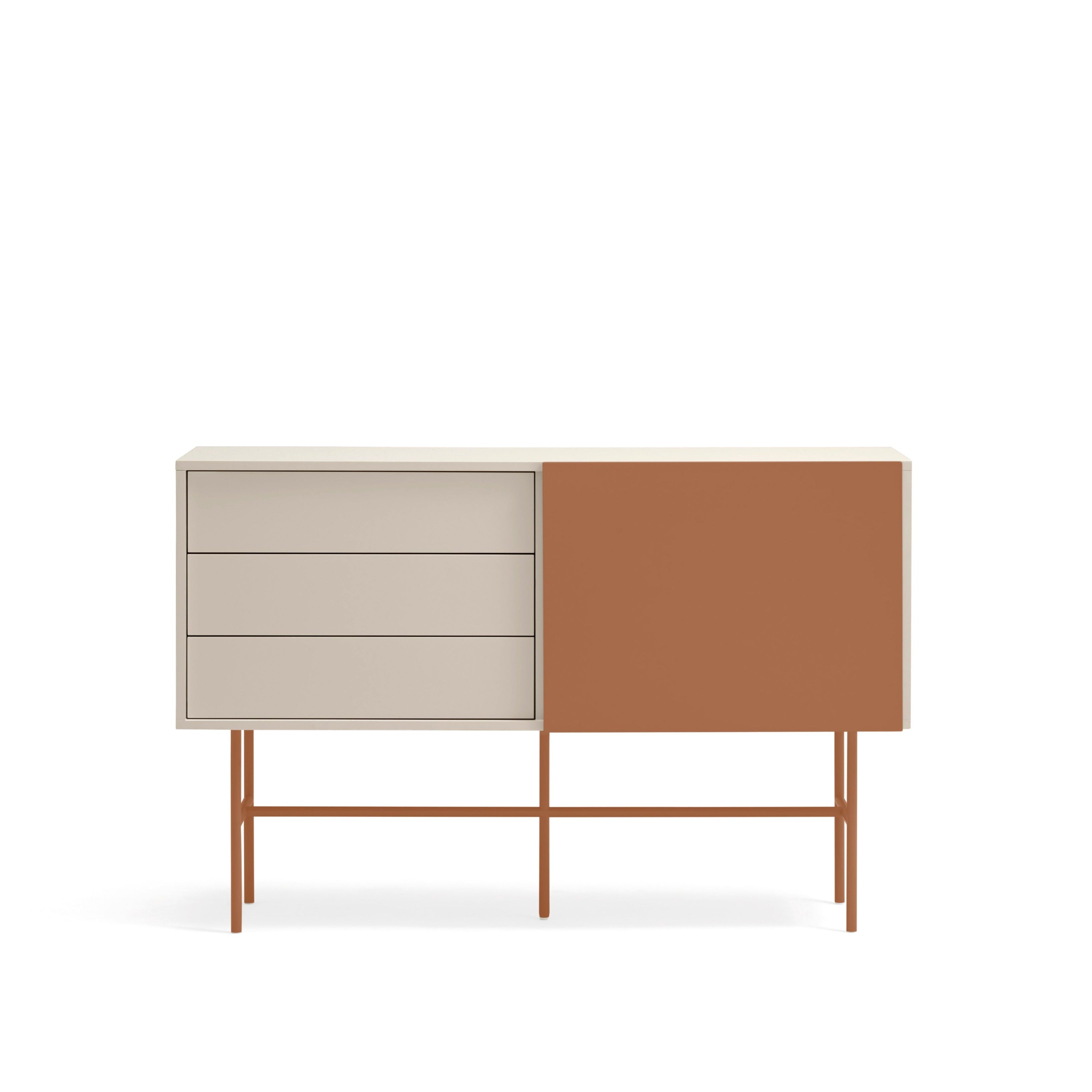 Commode 3 tiroirs et porte coulissante laquée sable et terre cuite Nube par Teulat 140x91 cm