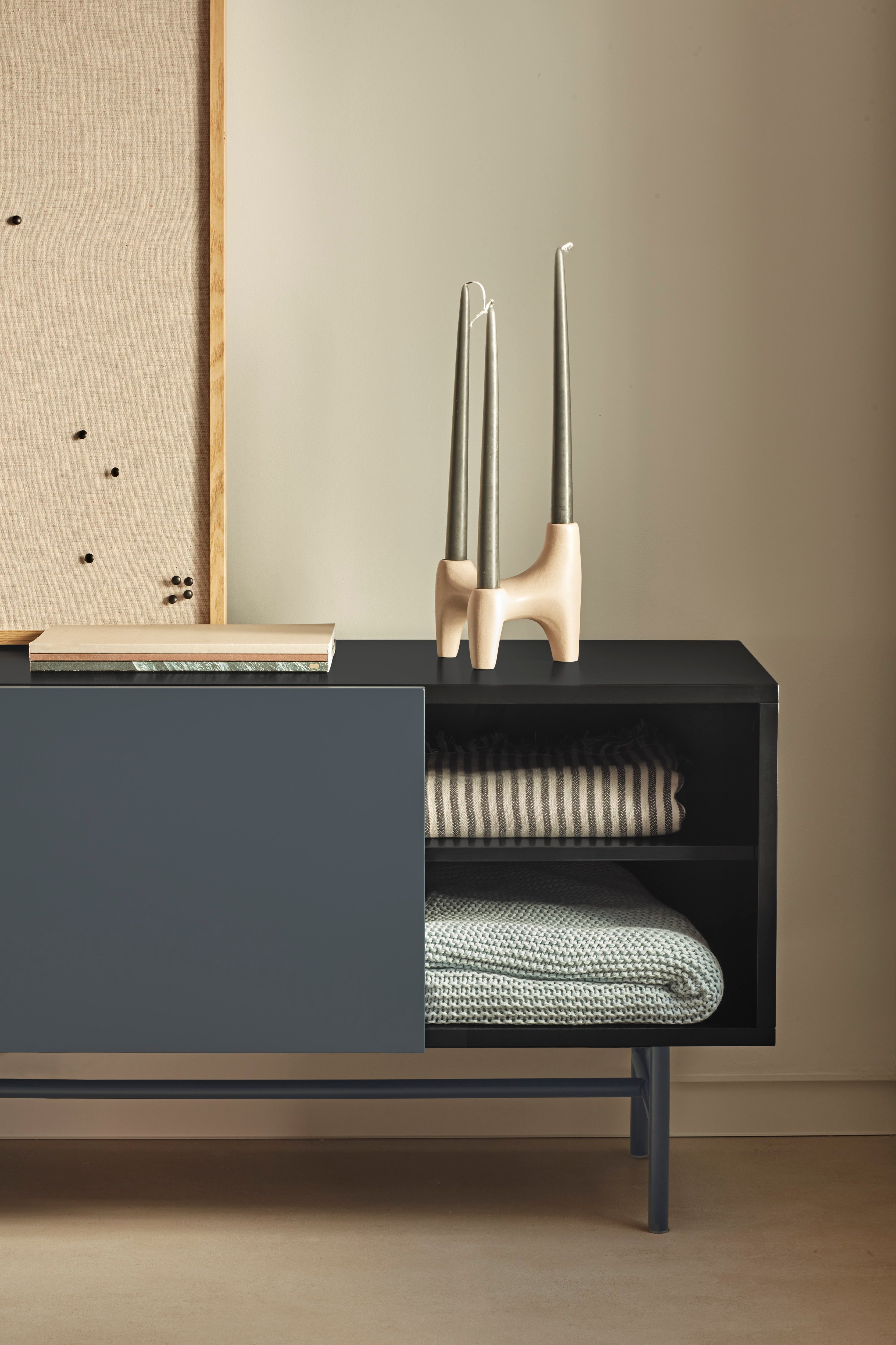 Meuble TV 2 portes et 2 tiroirs 180x56 cm Nube par Teulat laqué noir et gris anthracite avec pied en fer