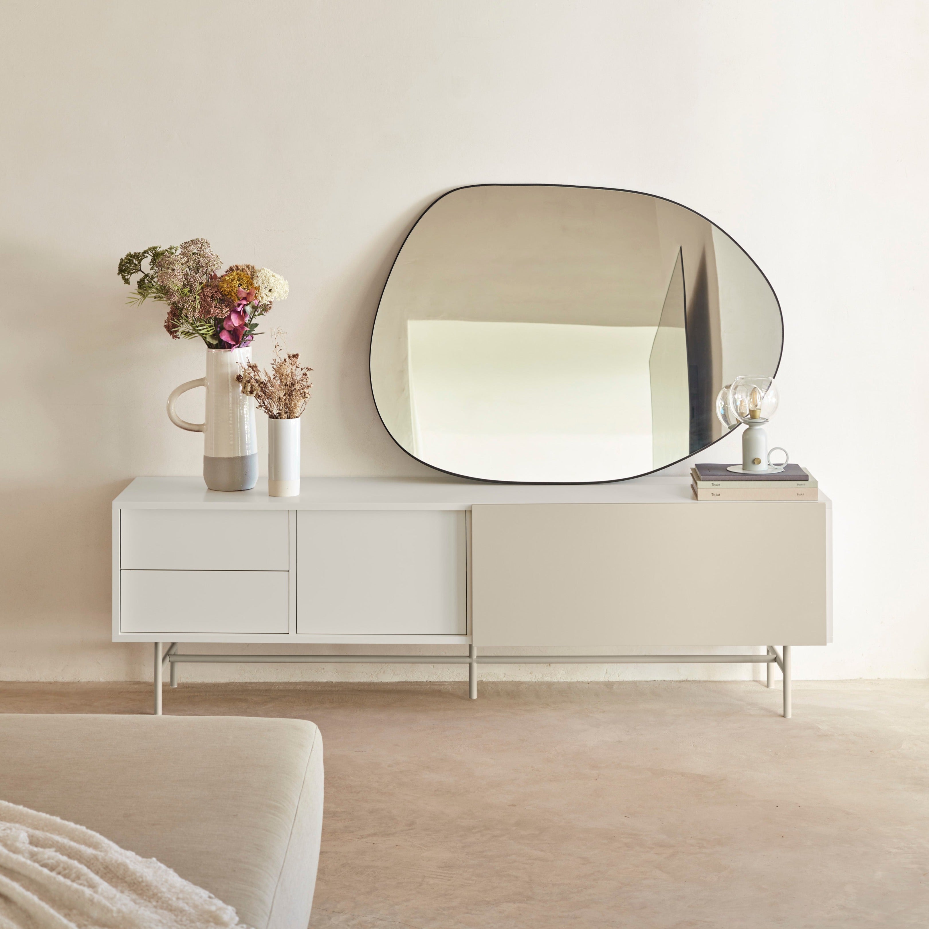 Meuble TV 2 portes et 2 tiroirs 180x56 cm Nube par Teulat laqué crème et sable avec pied en fer