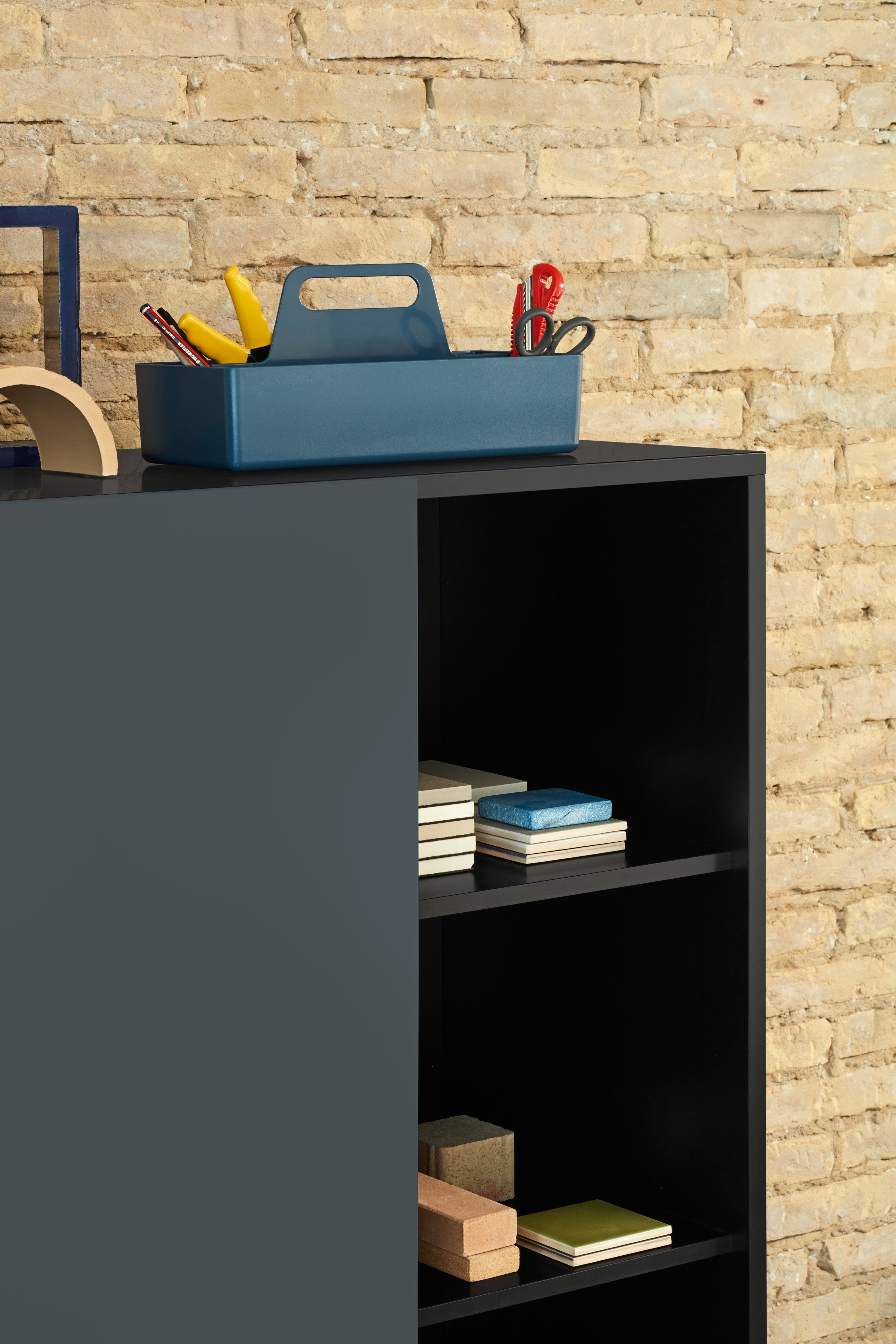 Buffet 4 tiroirs avec porte coulissante noir et gris anthracite Nube par Teulat 120x140 cm