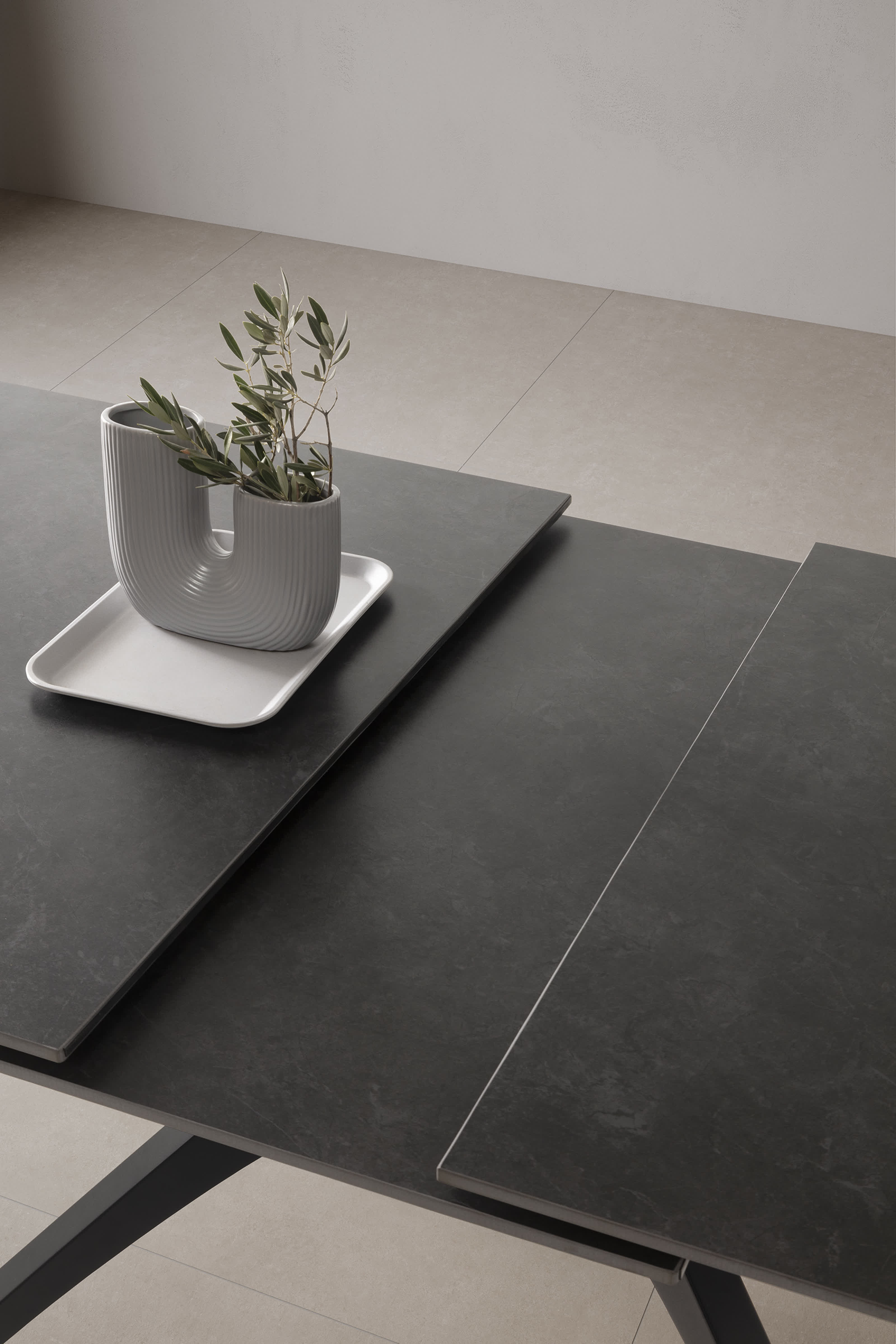 Tavolo allungabile da 4/8 persone in pietra nero Becca 150/200x76 cm